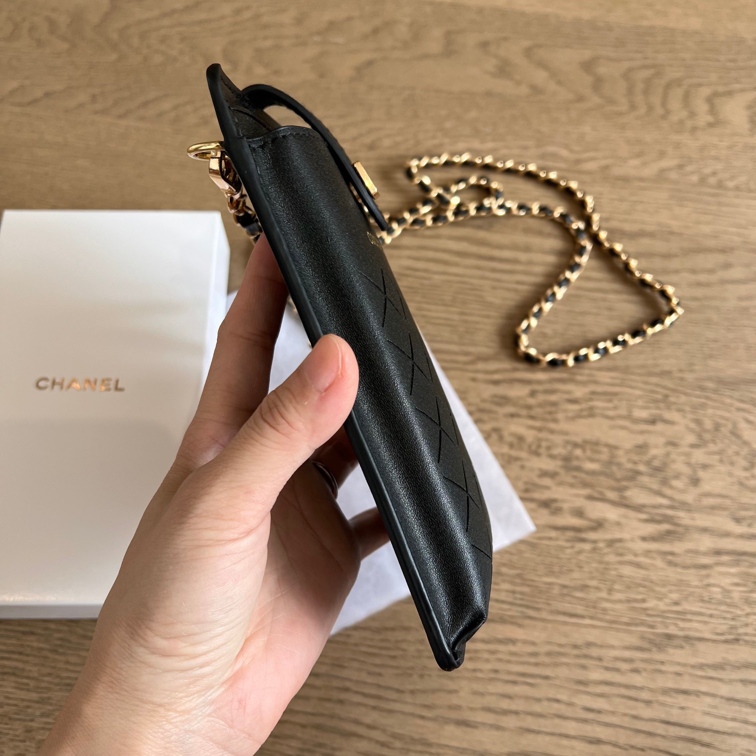 ด่วนมีจำกัด!! CHANEL COCO SMARTPHONE CASE AND CROSSBODY BAG กระเป๋าใส่มือถือ ใส่บัตร ที่มาพร้อมสายสะพายสวยหรู ตัวหนังนิ่ม ขนาดกำลังน่ารัก