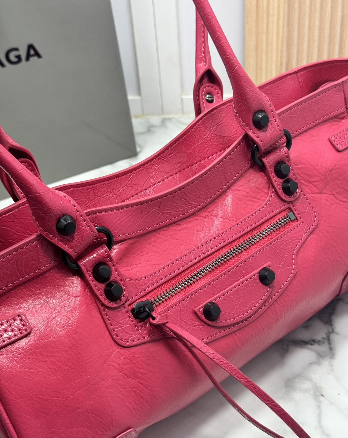 ORI หนังแท้ | Balenciaga Le City Bag East-west Bag 32cm กระเป๋าถือ/สะพายข้างทรงยาวดีไซน์โดดเด่นสวยเท่ล้ำสมัย ที่สุดแห่งความไอคอนิกไม่เหมือนใคร มีกิมมิคและลูกเล่นแพรวพราว