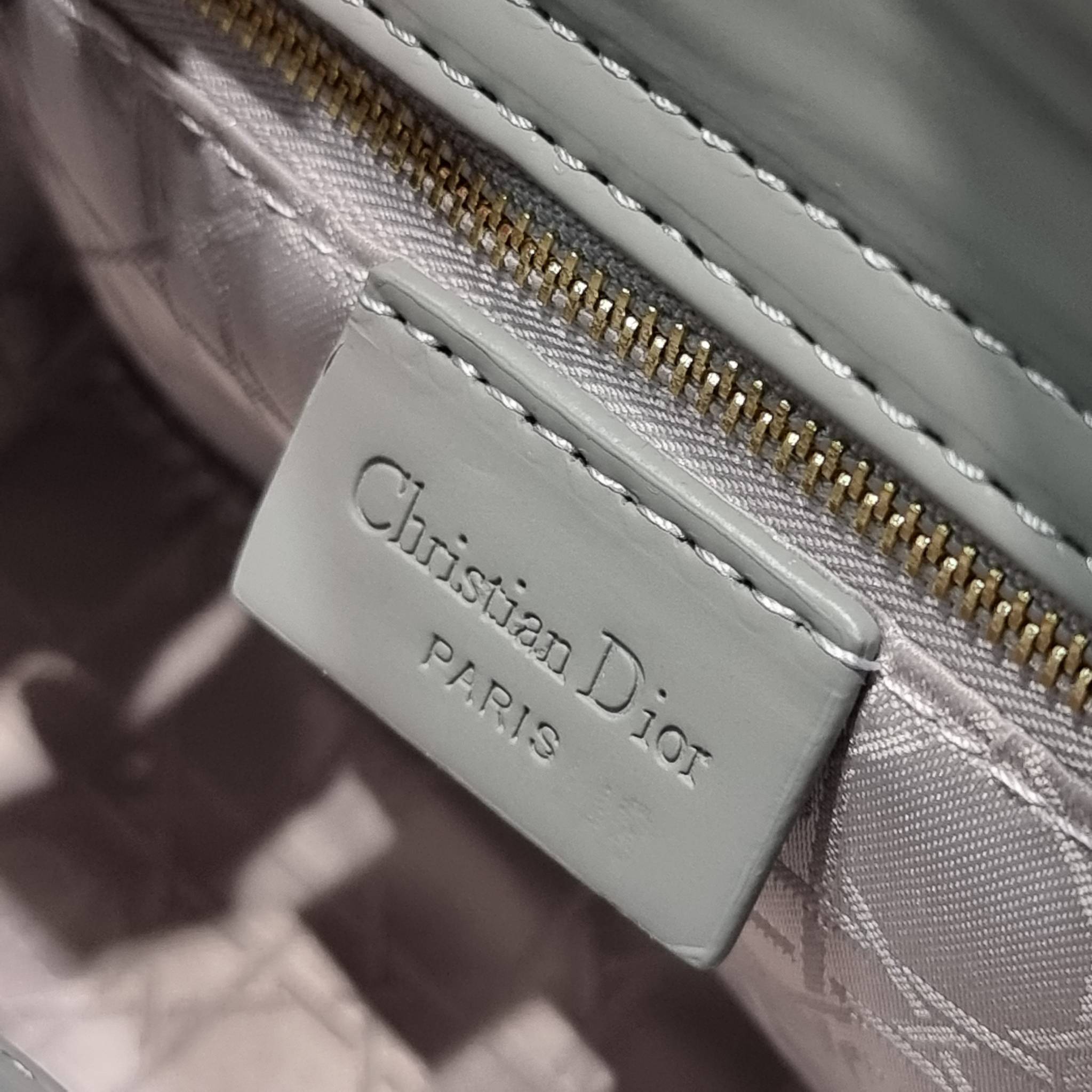 SMALL LADY DIOR MY ABCDIOR BAG Ultramatte Cannage Calfskin / CD LADY ULTRAMATTE BAG พร้อมส่ง กระเป๋าสะพายข้าง ดีไซน์เรียบง่าย แต่แฝงไปด้วยความหรูหรา ทรงกล่องคลาสสิค โดดเด่นด้วยพวงกุญแจอะไหล่สีเดียวกับตัวกระเป๋า ผิวแมทท์ ลายเส้นซ้อนทับสวยงาม