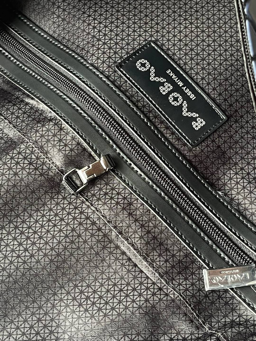 Baobao Issey Miyake Prism Sac ชาวมินิมอลทั้งชายและหญิงต้องถูกใจรุ่นนี้ เพราะ Prism Sac เป็นกระเป๋าแบบ unisex ที่มาพร้อมกับความเรียบง่ายของวัสดุเนื้อแมตต์ แต่ให้ลุคสไตล์เท่แบบคูลๆ โดดเด่นด้วยดีไซน์ที่ออกแบบมาให้ใช้งานที่ง่าย ตอบโจทย์ทุกสถานการณ์ฝาพับแบบเปิ