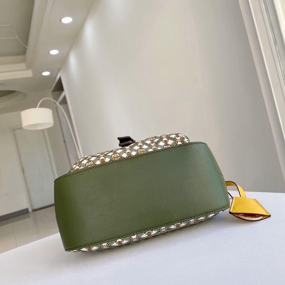 ของแท้ 💯% Tory Burch Piper Printed Crossbody 74656 กระเป๋าถือ สะพายข้างหรือ Crossbody ได้ ด้านในโล่งมี1ช่องซิป และ1ช่องใส่ของจุกจิก ซับในผ้าสวยหรู มีช่องซิปใส่ของด้านนอก