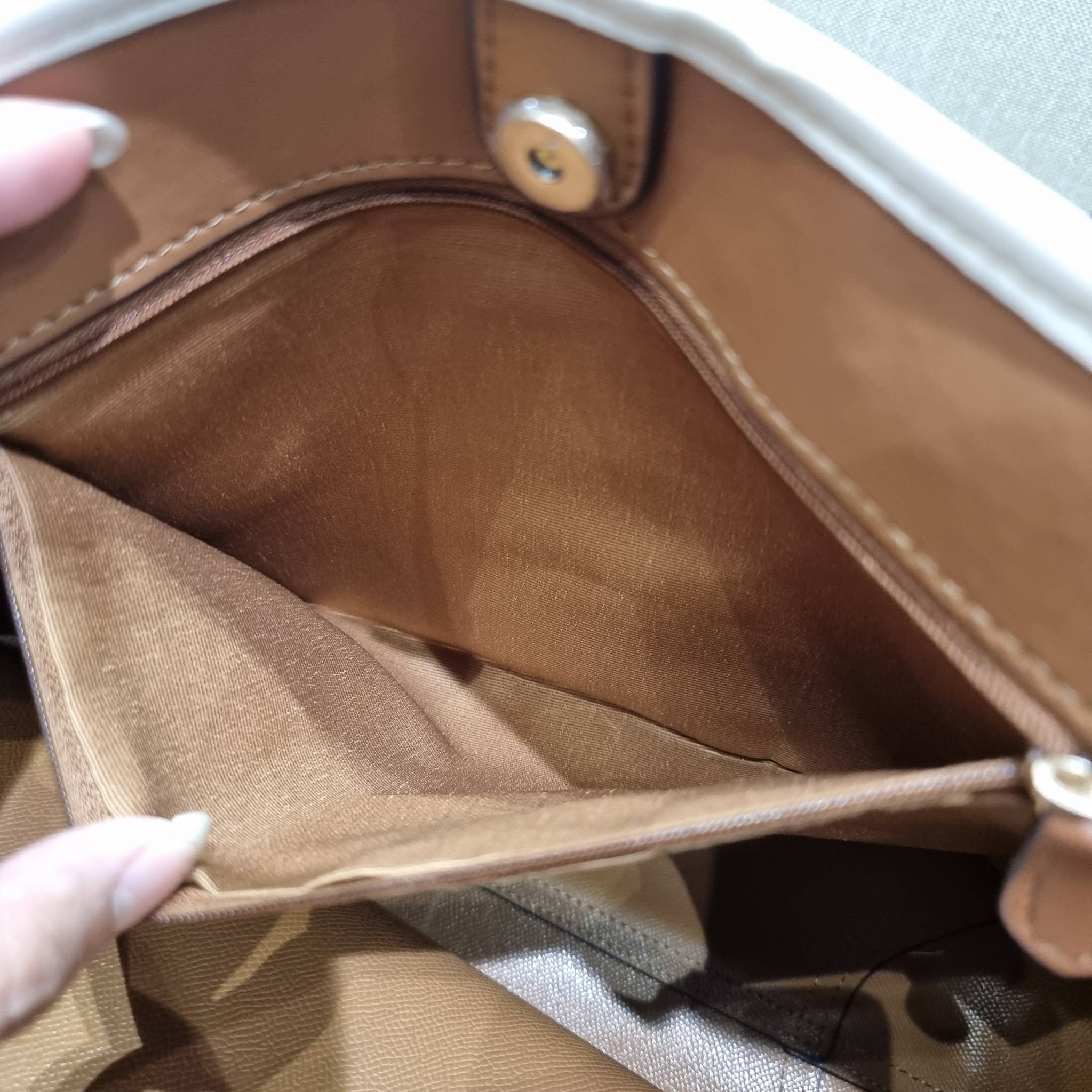 COACH CA607 CITY TOTE IN SIGNATURE CANVAS WITH HORSE AND CARRIAGE PATCHWORK GRAPHIC กระเป๋าทรงโท้ทใบใหญ่ คอลเลคชั่นใหม่ สวยโดดเด่นมากๆ น่ารักน่าใช้ไปอีกด้วยลวดลายซิกเนเจอร์โดดเด่น ใบนี้ใส่ของได้ของครบครัน จุได้แบบไม่ต้องกลัวเต็ม!! วัสดุหนังแคนวาสคุณภาพดี 