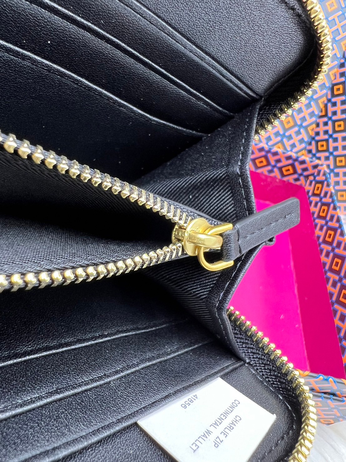 Tory Burch Charlie Zip Continental Wallet / Tory Wallet พร้อมส่ง กระเป๋าสตางค์ใบยาวสุดคลาสสิก ยังความเรียบหรูดูแพงด้วยโลโก้ด้านหน้า เป็นกระเป๋าสตางค์ทรงยาว ที่สามารถใส่บัตรได้หลายใบ