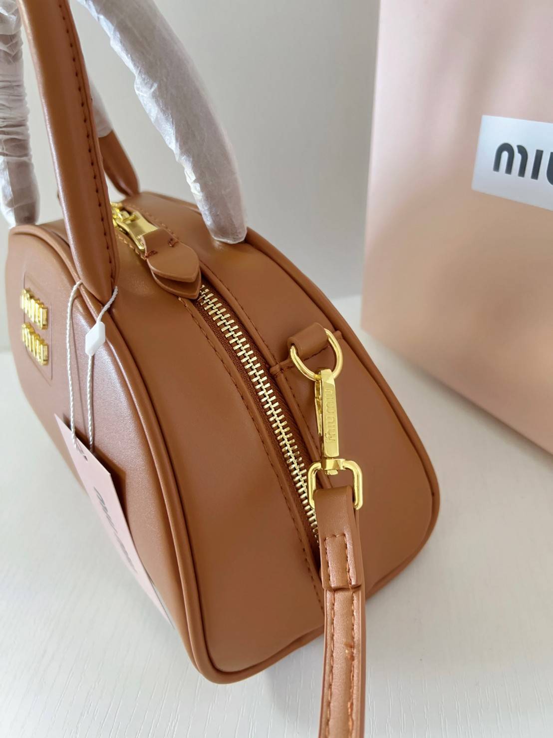 MIU MIU HALF-MOON TOP HANDLE BAG / Patent leather bowling bag / Miu Miu Leather top-handle bag กระเป๋าทรงพระจันทร์เสี้ยว หนังนิ่ม ลื่นเงา ตัดกับอะไหล่ทองได้ลงตัว