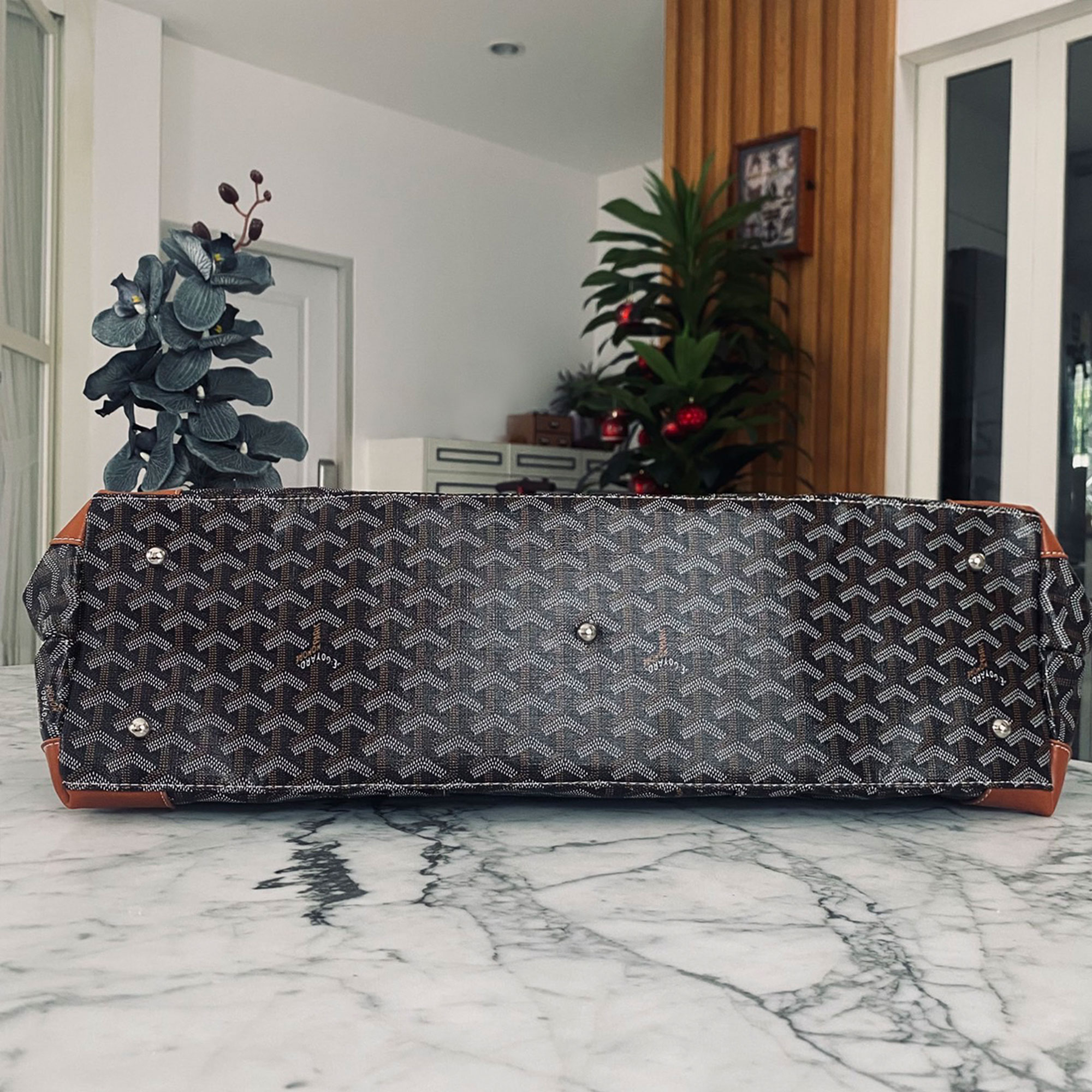 Goyard Boeing Travel 55 Duffle Bag กระเป๋าเดินทางใบใหญ่ ดีไซน์สวยคลาสสิกเป็นเอกลักษณ์ ไอเท็มที่จะทำให้การเดินทางไม่ธรรมดาอีกต่อไป ด้วยดีเทลความเป็นเอกลักษณ์ เรียบแต่หรู ภายในจุของได้เยอะมาก