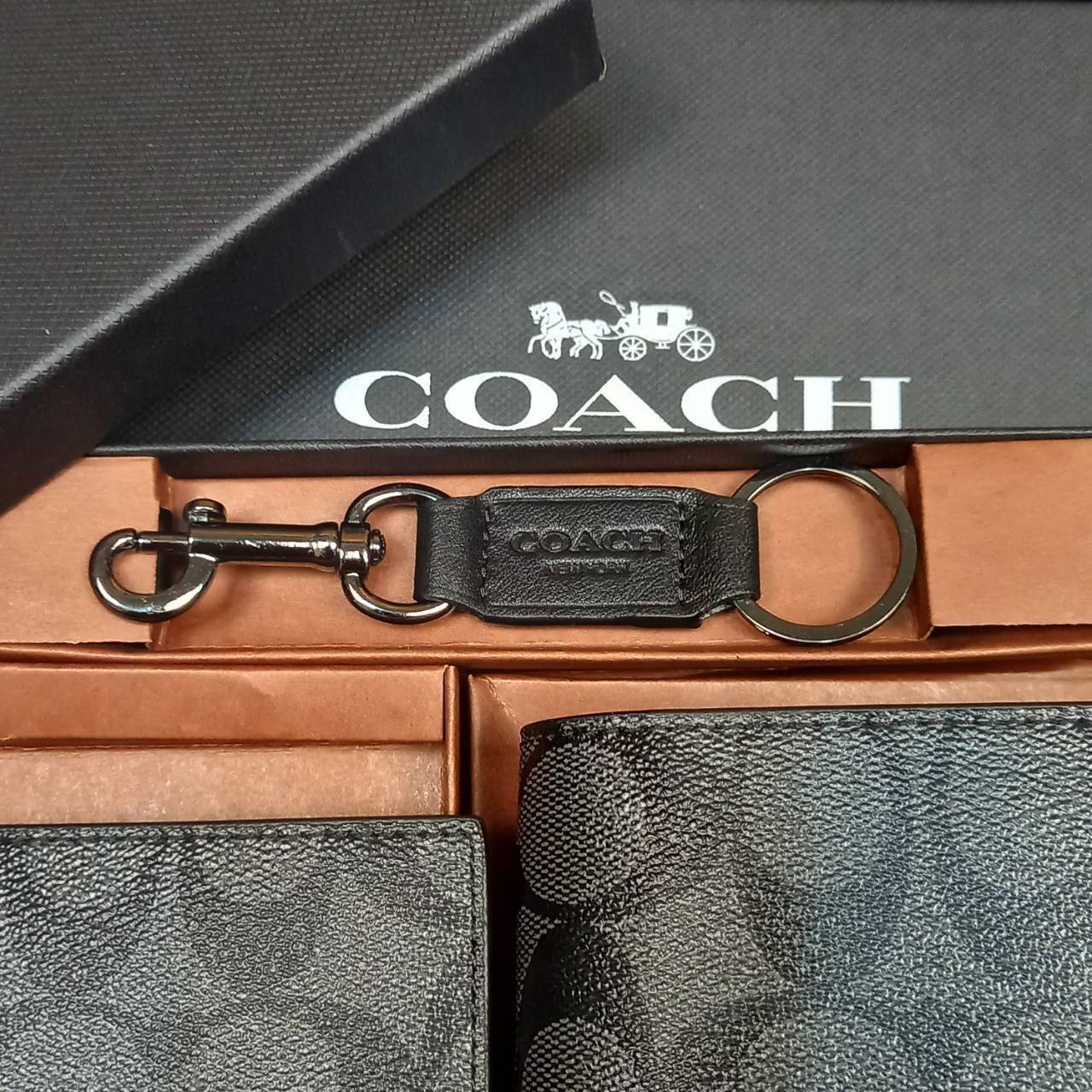 COACH COMPACT ID WALLET IN SIGNATURE WITH KEY FOB LIMITED BOX(COACH F74993)🍁กระเป๋าสตางค์ใบสั้น มาพร้อมใบลูกแบบแพ๊คคู่ +พวงกุญแจ//วัสดุหนังแคนวาสคุณเยี่ยมสลับหนังแท้ ทรงสวยคลาสสิคได้ใจใครหลายๆคนไปเรียบร้อย โดดเด่นลงตัวมาก ใส่บัตร ธนบัตร ครบมาก **เ