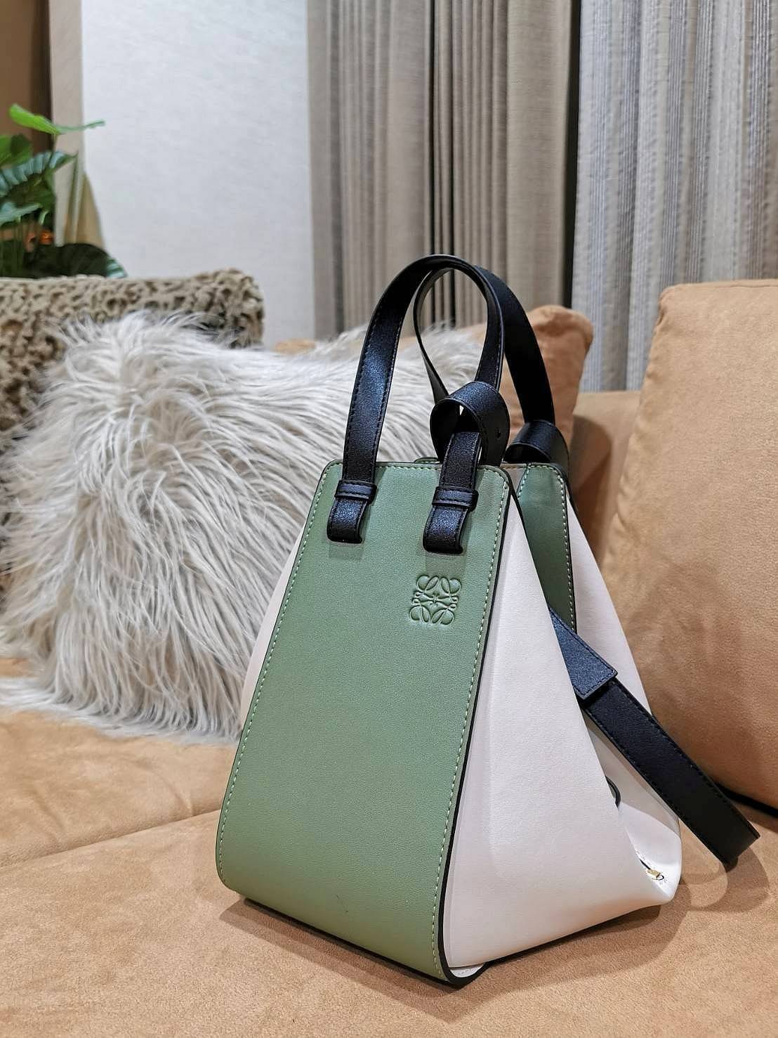 LOEWE HANDLE & SHOULDER BAG GIFT WITH PURCHASE GWP พรีเมี่ยมกิ๊ฟ Limited จาก LOEWE PERFUME DUTYFREE รุ่น Rare items สุดๆวัสดุหนังแท้ Calfskin หนังสวยดีไซน์มีเอกลักษณ์ ใบใหญ่กำลังดี น้ำหนักเบา สามารถปรับได้หลายทรงไม่จำเจ ด้านข้างมีซิปปรับขยายได้ ภายในโล่งก