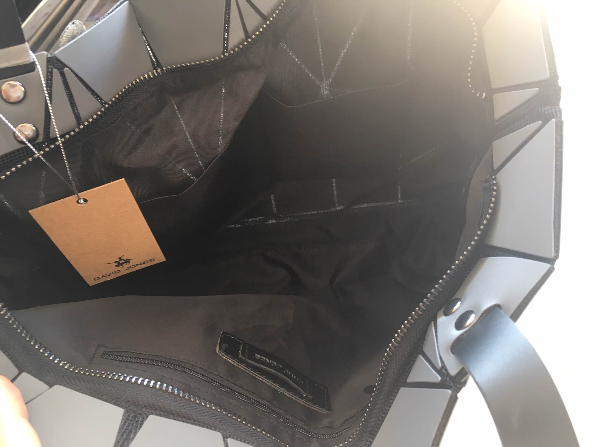 ห้ามพลาดเลยค่า ได้ สีใหม่ ลายใหม่ Metallic Grey 💕ทรงสุดฮิตจากแบรนด์ David Jones ใบนี้ มาพร้อมกับน้องกระต่ายสีเข้า set กับกระเป๋าคะ กระเป๋า ทรง Tote ตัวกระเป๋าเย็บติด ด้วยแผ่นอคิลิค สุดหรู ดีไซน์เกร๋ จุดเด่นที่ น้ำหนักเบา สามารถ ถือ หรือ สะพายไหล่ไ