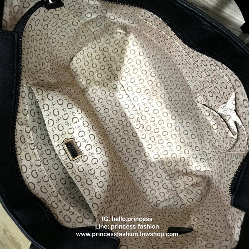 GUESS LARGE SHOPPER BAG WITH POUCH กระเป๋าสะพายรุ่นใหม่ล่าสุดจาก GUESS FACTORY หนัง Saffiano สวยหรูอยู่ทรง ด้านหน้ามีโลโก้แบรนด์ ด้านหลังมีช่องใส่ของ หูหิ้วสะพายไหล่ได้มาพร้อมสายสะพายยาวถอดได้ปรับได้ มีกระเป๋าใบเล็กเข้าชุดกันห้อยที่หูหิ้ว ใบเล็กถอดเเยกใช้