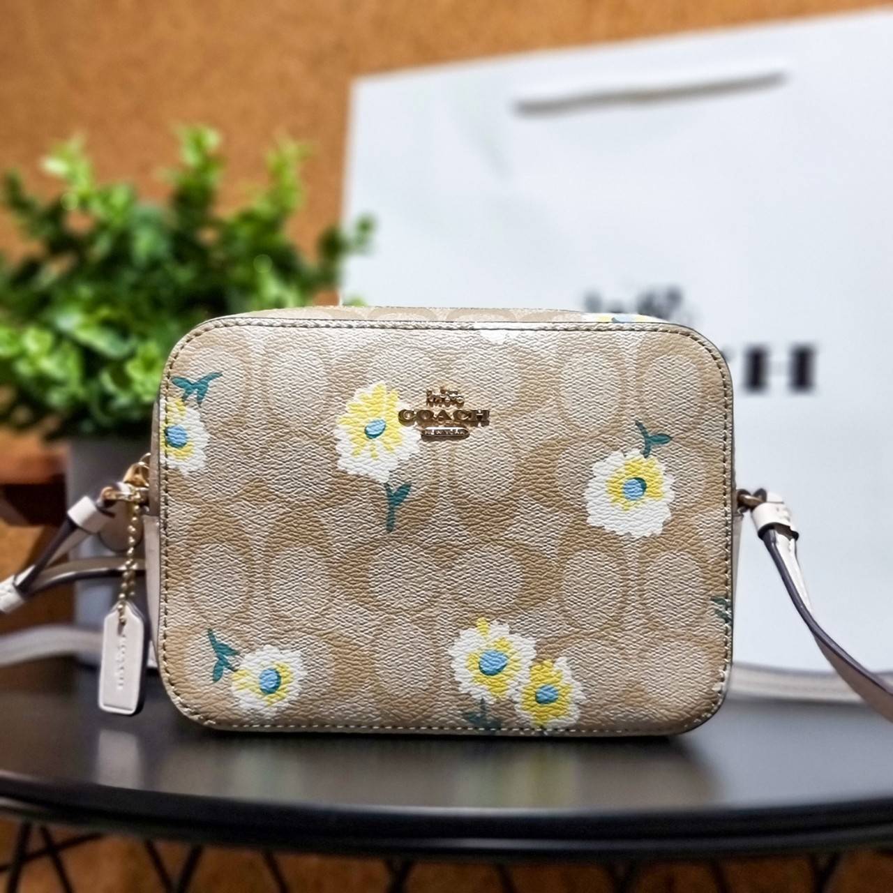 COACH C3354 MINI CAMERA BAG IN SIGNATURE CANVAS WITH DAISY PRINT คอลเลคชั่นใหม่ เอาใจสายหวาน!! กระเป๋าสะพายข้างไซส์มินิ ทรงสวยกำลังดี ดีไซน์ตกแต่งลายดอกเดซี่ คิ้วท์แบบไม่มีใครเกินแน่นอน วัสดุหนังแคนวาสเคลือบลาย เปิด-ปิดด้วยซิป สายสะพายปรับได้ตามตัว ภายในม