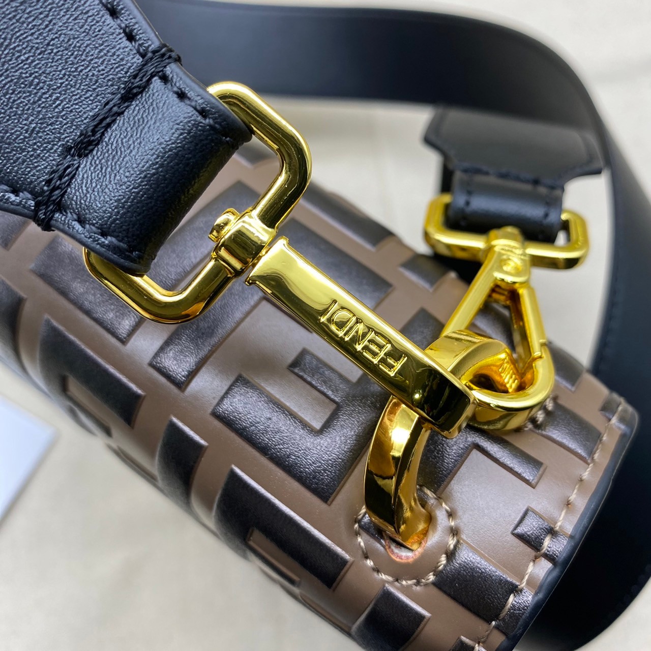 FENDI KAN leather bag เกรดออริจินอล สลับแท้ ด้วยสีและลวดลายคลาสสิกตามแบบแบรนด์ เข้าได้กับสาวๆ ทุกสไตล์ บ่งบอกความเป็น FF ได้อย่างสมบูรณ์แบบ โทนสีแมตช์กับเสื้อผ้าได้ง่าย