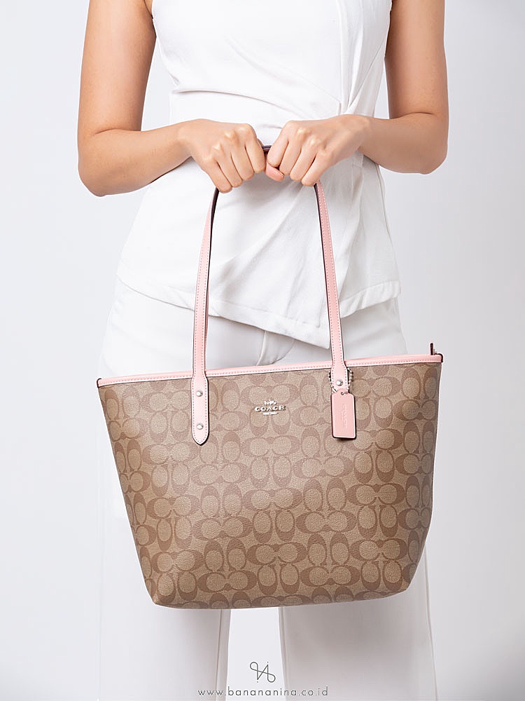 OUTLET 】COACH F58292 CITY ZIP TOTE IN SIGNATURE 16" รุ่นขายดี!! ไซส์ใหญ่ สีสวยมาให้แบบจัดเต็ม!! กระเป๋าถือทรงโท้ทใบใหญ่ สวยน่าใช้ทุกสี สะพายคล้องไหล่ได้เก๋ๆ จุของแน่นๆไปเลยจ้า!! วัสดุหนังแคนวาสคุณภาพ ปากกระเป๋าเปิด-ปิดด้วยซิป กันของหล่นได้ ถือไปไหนก็
