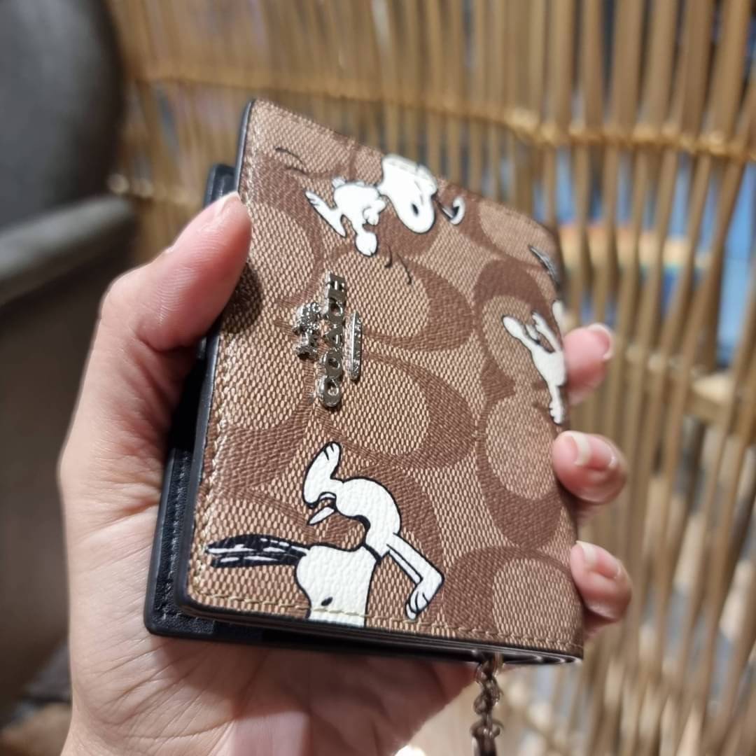 C4591 C4592 COACH COACH x PEANUTS SNAP WALLET IN SIGNATURE CANVAS WITH SNOOPY PRINT / WITH WOODSTOCK PRINT กระเป๋าสตางค์ใบเล็ก ขนาดกำลังเหมาะ ดีไซน์น่ารักอีกแล้วจ้า ♥️ มันน่ารักน่าใช้มาก โดดเด่นด้วยลายคอลเลคชั่นยอดฮิต วัสดุหนังแคนวาสเคลือบลาย เปิด-