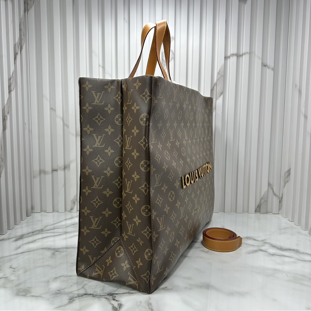 LV Shopper Tote Bag / LV The Luxe Shopping Bag is Back ระเป๋าถือทรงโท้ทใบใหญ่ ช็อปปิ้งสุดหรู คลาสสิค เรียบหรู เป็นเอกลักษณ์