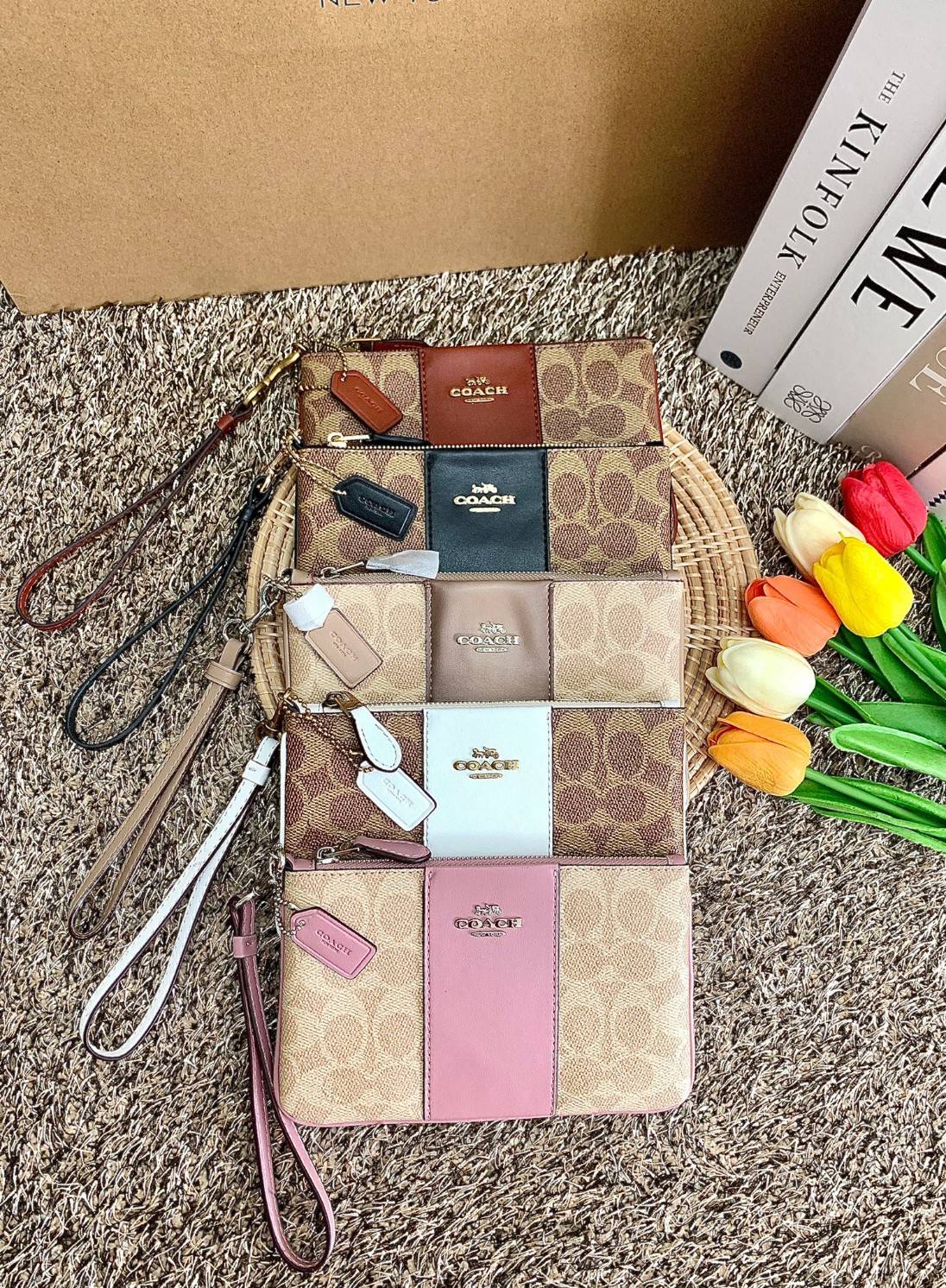 COACH SMALL WRISTLET IN COLORBLOCK SIGNATURE ((32445)) ✔️กระเป๋าคล้องมือ วัสดหนัง pvc อย่างดี ลายซิกเนเจอร์ ตัดขอบสีตรงกลางสวยงามมากๆค่ะ แบบซิปเดียว ((ภายในใส่มือถือได้บางรุ่นค่ะ)) มีช่องเสียบบัตรให้2ช่องด้วยนะคะ