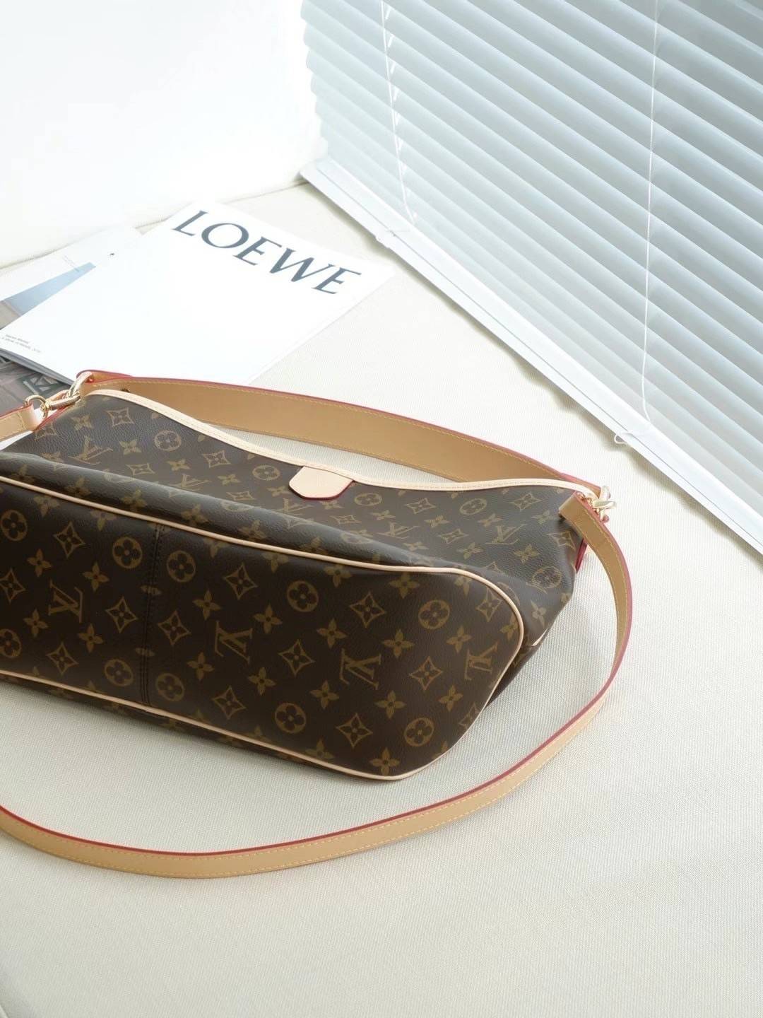 Louis Vuitton Monogram Delight Canvas กระเป๋าสะพายข้างทรงสูงใบใหญ่หนังแกะสังเคราะห์ หูหิ้วปั้มโลโก้ ด้านในมี1ช่องซิป 1ช่องใส่ของจุกจิ๊ก อะไหล่ทองหรูหรา มีสายยาว ถอดสายได้ ปรับระดับได้ จุของได้เยอะ หรูหรา สวยงาม เหมาะกับทุกโอกาศ ต้องมีติดตู้ห้ามพลาดเลยค่า