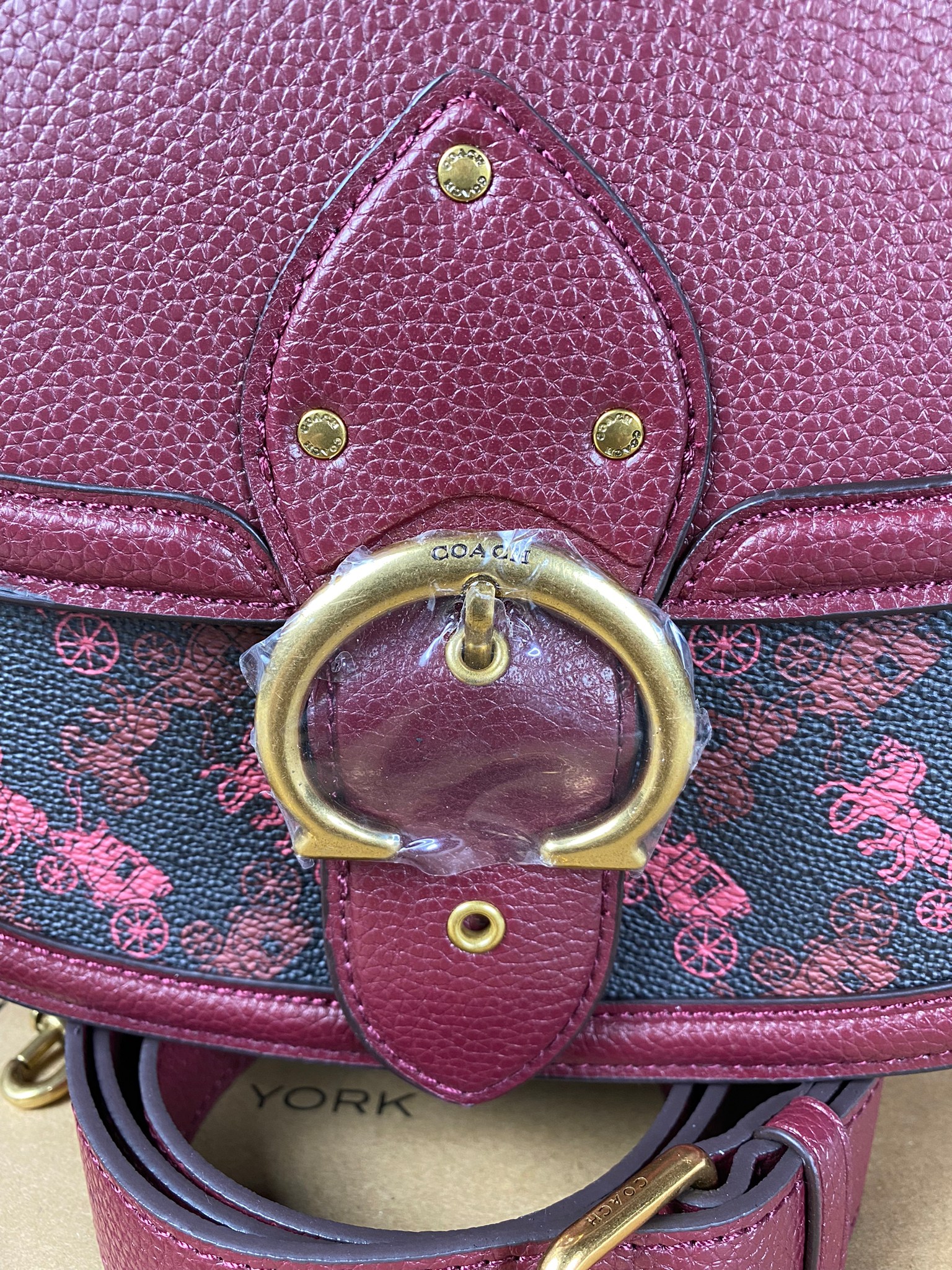 OUTLET 】COACH BEAT SADDLE BAG 10 แบบพร้อมส่ง จุกๆ เลยค่า The best item! ที่สาวๆรอคอย! ฮอตไฟลุก! สีหายาก ละมุนคุณหนู คอลเลคชั่นใหม่ ดีไซน์หรูหรา พิเศษมากๆมาพร้อมสายสะพาย 2 เส้น ใช้คู่กันหรือแยกสะพายก็สวยครบสูตร กระเป๋าสะพายทรง saddle คลาสสิค วัสดุหนัง glov