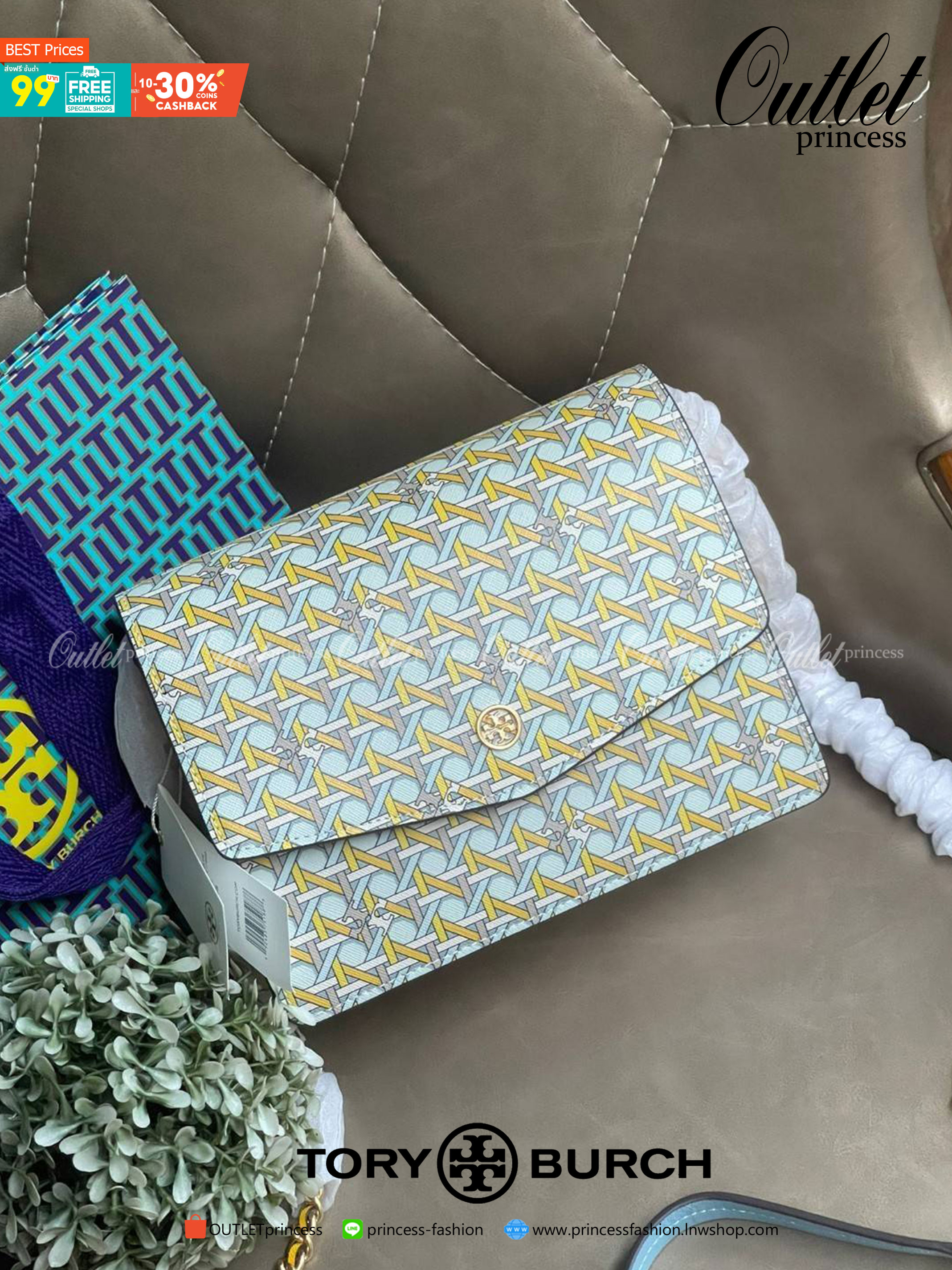 Tory Burch Robinson Printed Convertible Shoulder Bag กระเป๋าสุดคลาสสิค Collection นี้เหมาะกับสาว ๆ วัยรุ่นเป็นพิเศษ ด้วยโทนสีสดใสที่ทางแบรนด์ได้ดีไซน์ออกมาอย่างพิถีพิถัน สามารถตอบโจทย์สาว ๆ ที่มีคาแรคเตอร์หวาน สดใส และร่าเริงได้อย่างแท้จริงอีกทั้งลายโซ่ยั