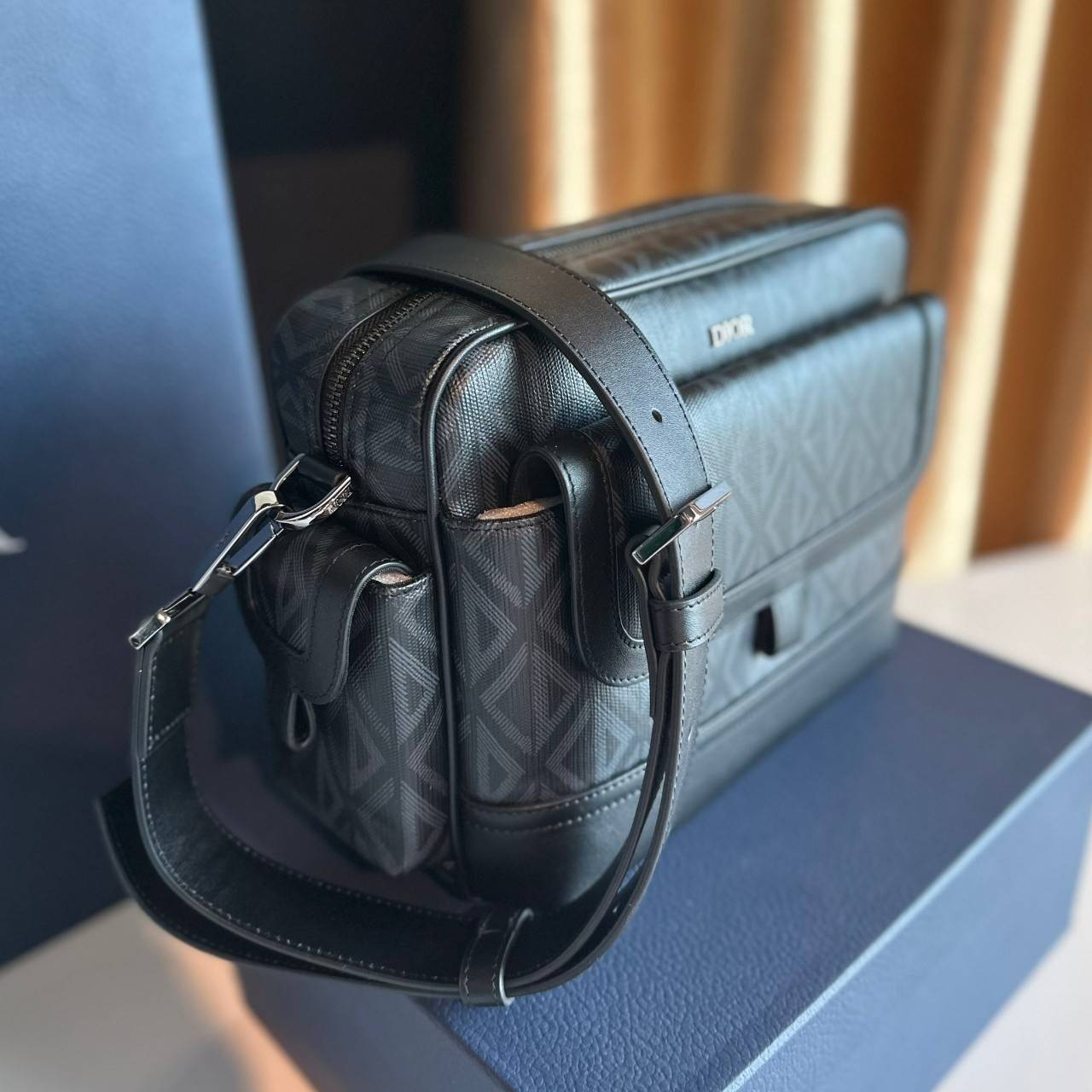 DIOR HIT THE ROAD MESSENGER BAG CD Diamond Canvas and Smooth Calfskin เกรดเทพออริจินอล หนังแท้ งานดีสุด ภาพถ่ายจากงานขายจริง ใช้งานต่างประเทศได้