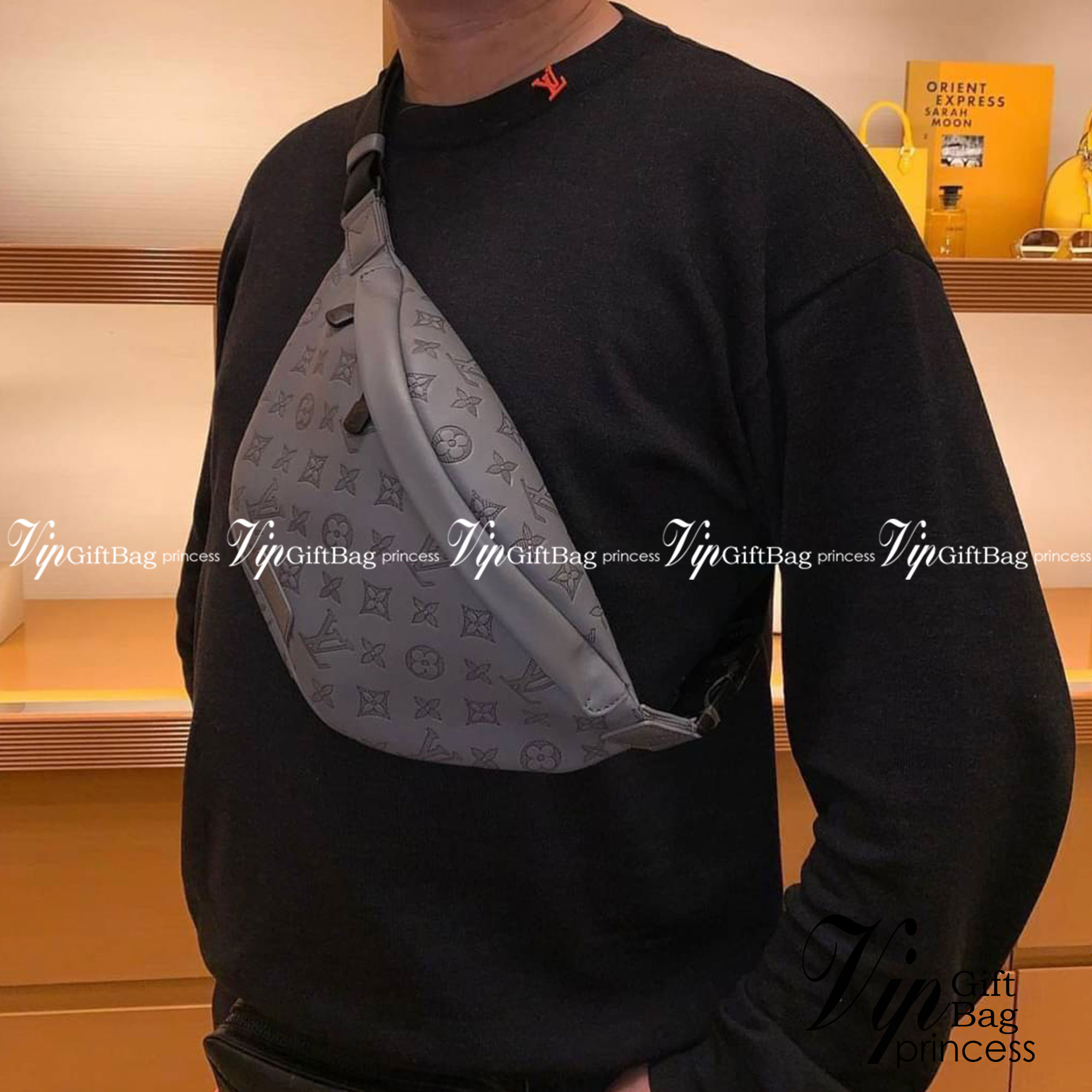 LV Discovery Bumbag Gray Monogram Shadow Kalbsleder / LV Belt Bag เกรดใช้งานสลับใบจริงได้ เทพออริจินอล เนื้องานสวยงาม หนังแท้ ใช้ได้ทั้งชายหญิง ภาพสินค้าถ่ายจากงานขายจริงใช้งานต่างประเทศได้