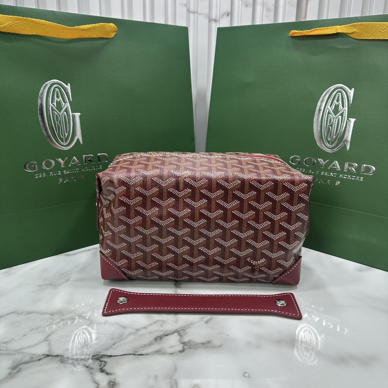 ORI หนังแท้ | Goyard Bowling 25 Toiletry Bag / Goyard Pouch กระเป๋าทรงพอช พร้อมสายถือจับถนัดมือใช้งานง่ายกะทัดรัด ตอบโจทย์ความเรียบง่ายแต่คลาสสิก ใช้ได้ทั้งชายหญิง หรูหรา ติดแกรมที่สุด เป็นรุ่นตามหา ที่ตอนนี้มีพร้อมส่งแล้วค่า