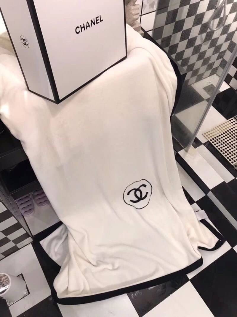 VIP GIFT 】Best Gift! Chanel Blanket พร้อมส่งไอเท็มแนะนำ ผ้าห่มนุ่มนิ่ม ขนปุยๆๆ สบายผิวมาก เนื้อผ้านิ่มฟูนุ่มใช้ได้ทุกโอกาส ขนาดกำลังดี พกพาสะดวก สามารถพกไว้ใช้ในรถ ใช้ในออฟฟิศได้ จะซื้อใช้เองหรือมอบเป็นของขวัญก็ดูดีพร้อมส่งที่ไทย ราคาสุดคุ้มไม่ต้องรอพรีฯ