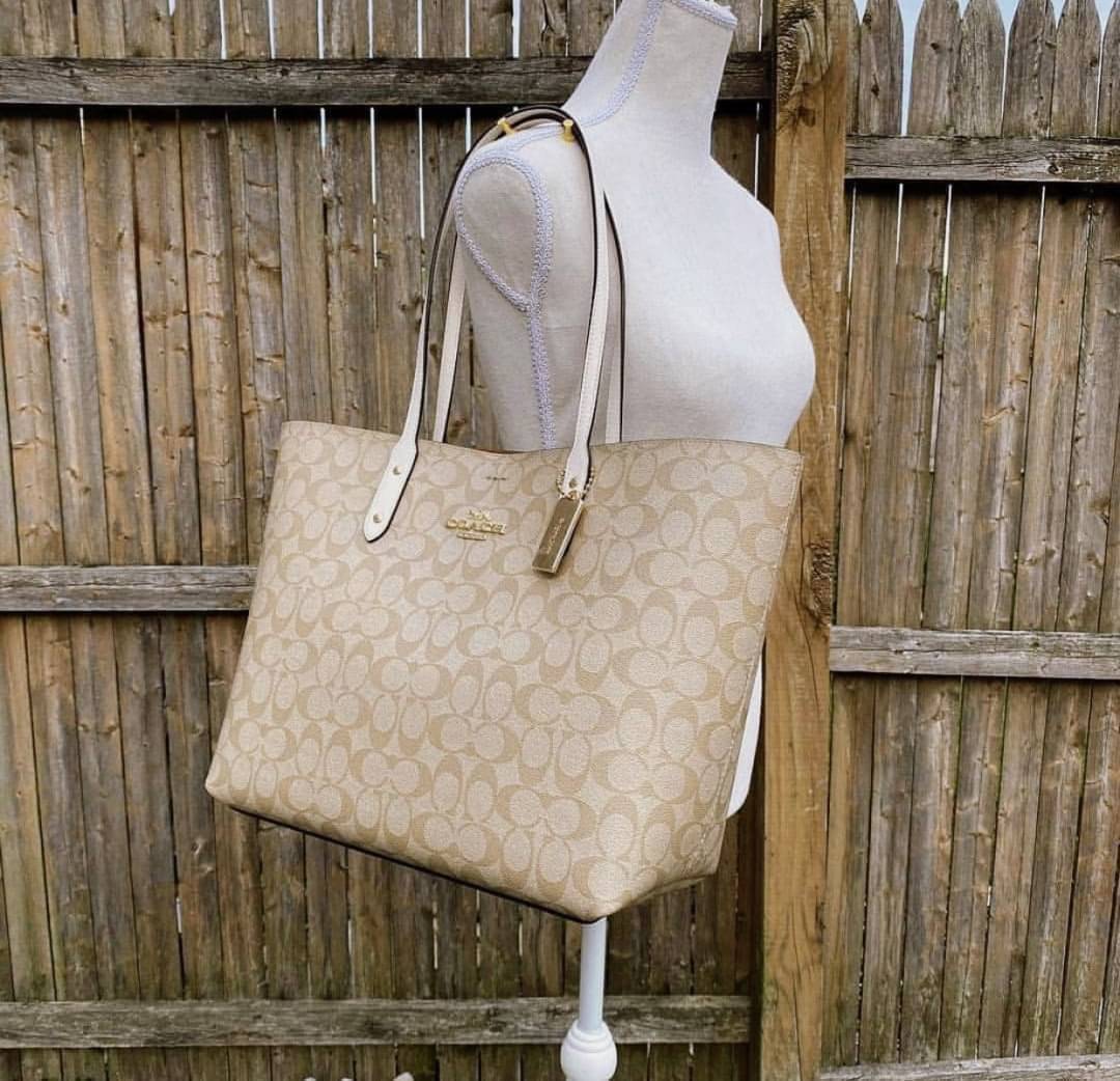 รุ่นยอดนิยม COACH TOWNTOTE IN SIGNATURE CANVAS F76636 กลับใช้ได้ทั้งสองด้าน ใบขนาดใหญ่จุใจ ใส่ของได้เยอะมากกก เป็นรุ่นที่สวยตลอดกาล ควรมีติดตู้ไว้เลยค่าา