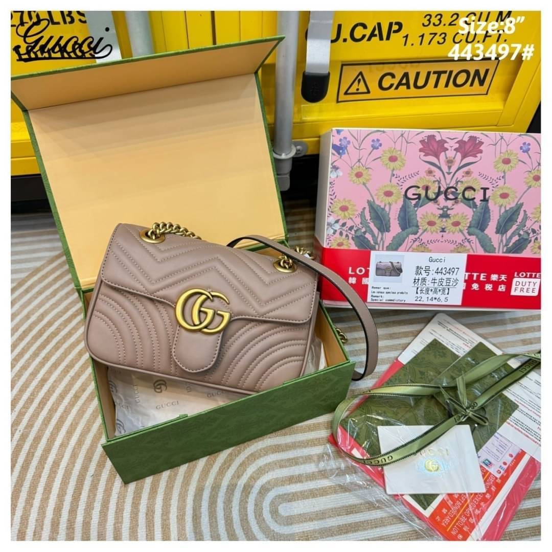 GUCCI GG Marmont shoulder bag กระเป๋าสะพายข้างรุ่นคลาสสิค สะพายขับผิว ดูแพง อัพลุคได้สบายๆ เปิด-ปิดด้วยตัวกดล็อคแน่นหนา ด้านหลังดีไซน์รูปหัวใจ