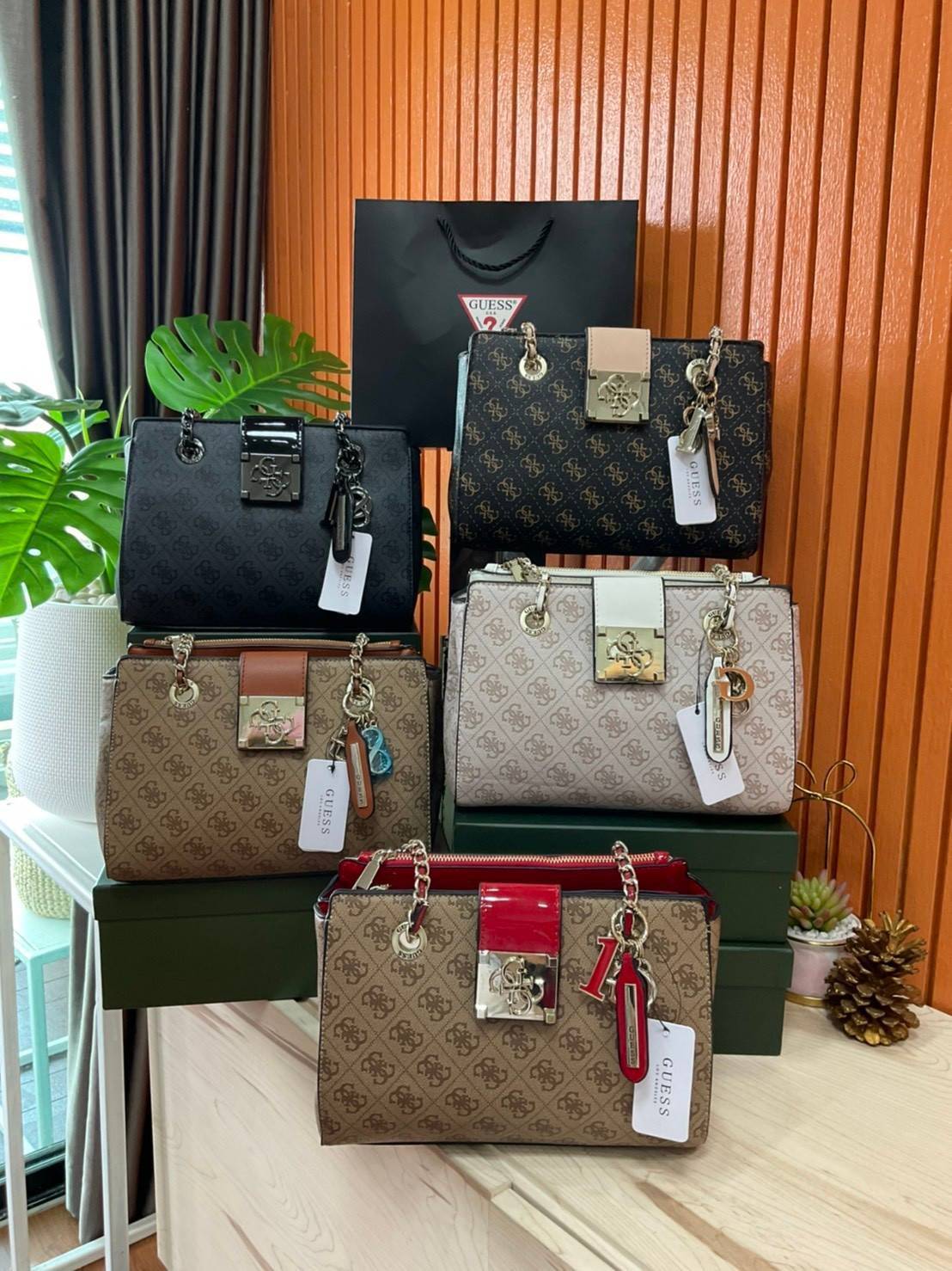 กระเป๋าสะพายไหล่ Guess Logo City Small Society Satchel กระเป๋าสะพายไหล่ ขนาดกำลังดี วัสดุ pu สวยอยู่ทรง มาพร้อมพวงกุญแจน่ารักๆ ถอดออกได้ ด้านหน้าประดับโลโก้แบรนด์ เปิดปิดด้วยซิป มี 2 ช่องหลักใช้งาน ภายในช่องซิปหน้าแยกเป็นสัดส่วนการใช้งาน ซิปช่อง 2 โล่งกว้