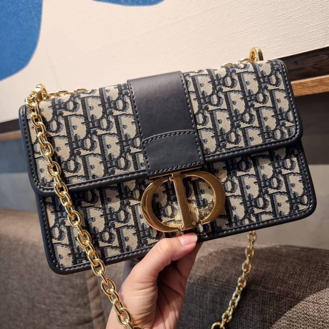 DIOR SET BAG / DIOR 30 Montaigne Bag / CD LIMITED EDITION GIFT BOX WITH GOLD STAR BOUTIQUE SET พร้อมเสิร์ฟครบชุด แรร์ไอเท็ม ที่ถูกรวมไว้ในหนึ่งเดียว กับ gift box limited จัดให้ทั้งกระเป๋าสะพายสุดหรู กระเป๋าสตางค์ใบสั้นรุ่นคลาสสิค ribbon เข้าเซ็ท และ gold 