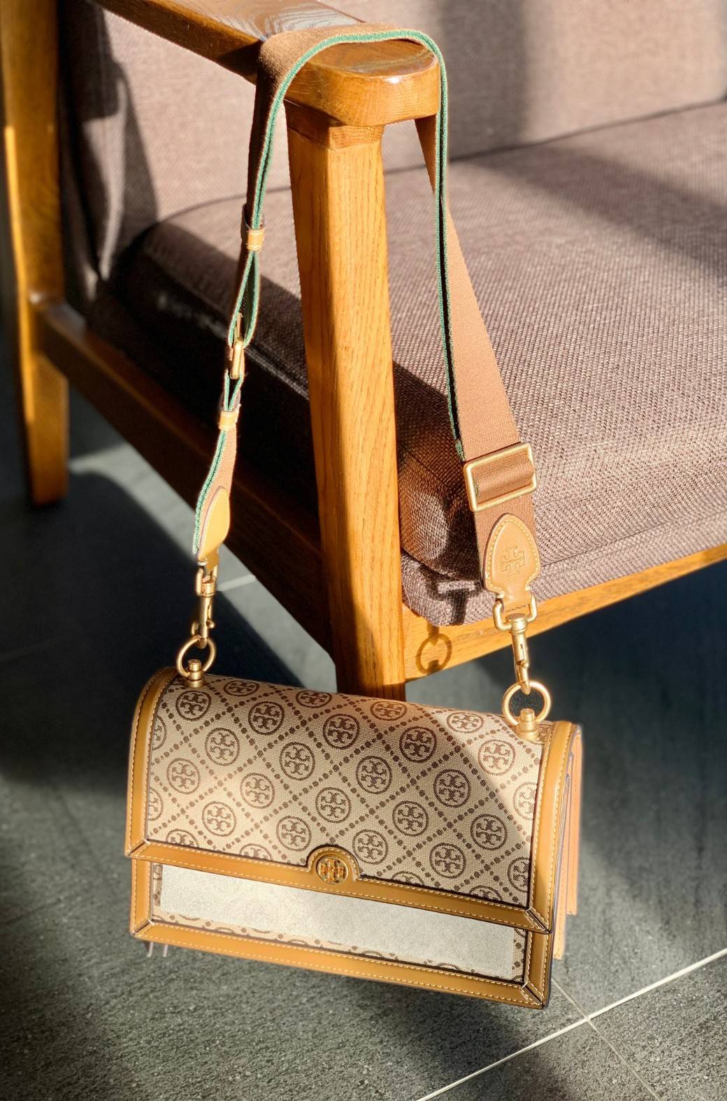 คุณภาพจัดเต็มกันเลยค่าา😘Tory Burch T Monogram Jacquard Shoulder Bag ห้ามพลาด! กระเป๋าสะพายแบบครอสบอดี้ร์ วัสดุJacquard+หนังแท้ชั้นดี ได้ลงตัวสวยงาม รูปแบบร่วมสมัยตามแบบฉบับแบรด์ได้ดีทีเดียวค่ะ! เปิดปิดกระเป๋าแบบอะไหล่แบรนด์ล็อคแม่เหล็ก