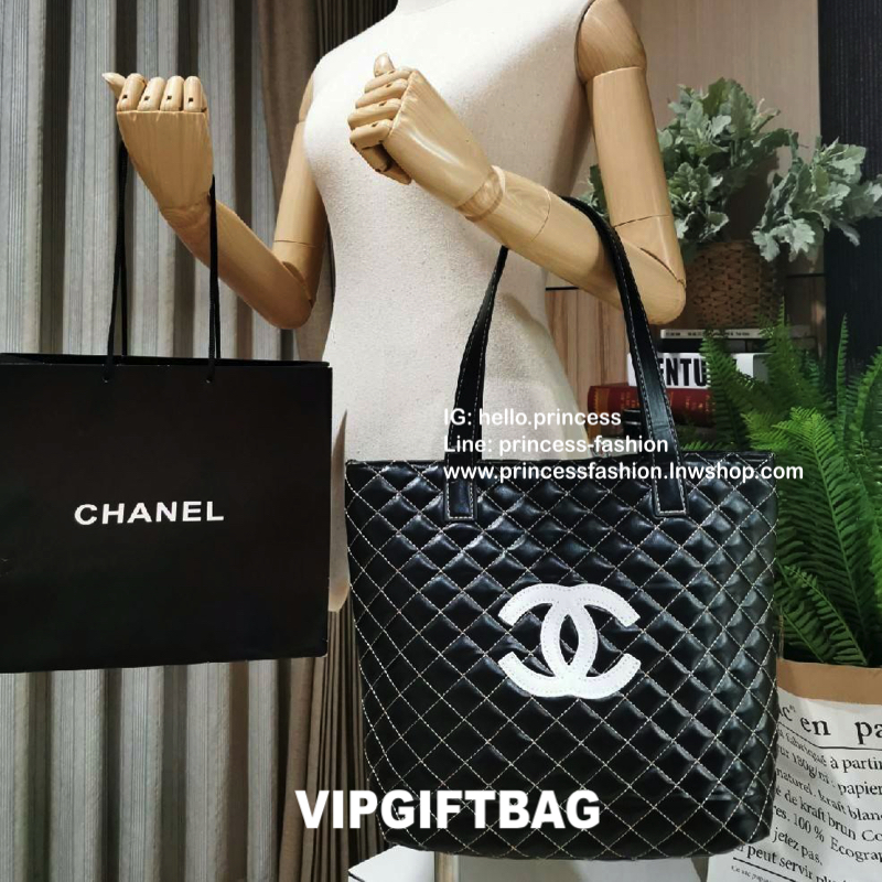 Chanel GWP Tote Bag กระเป๋าสะพายทรง Tote VIP Gift With Purchase (GWP) Limited Edition พรีเมี่ยมกิ้ฟของแท้รุ่นใหม่ล่าสุดจาก Chanel Cosmetic Counter วัสดุหนังนิ่มเรียบลายตารางอยู่ทรงสวยด้านหน้ามีโลโก้แบรนด์ ขนาดกำลังดี เปิดปิดด้วยกระดุมแม่เหล็ก ภายในโล่งกว้