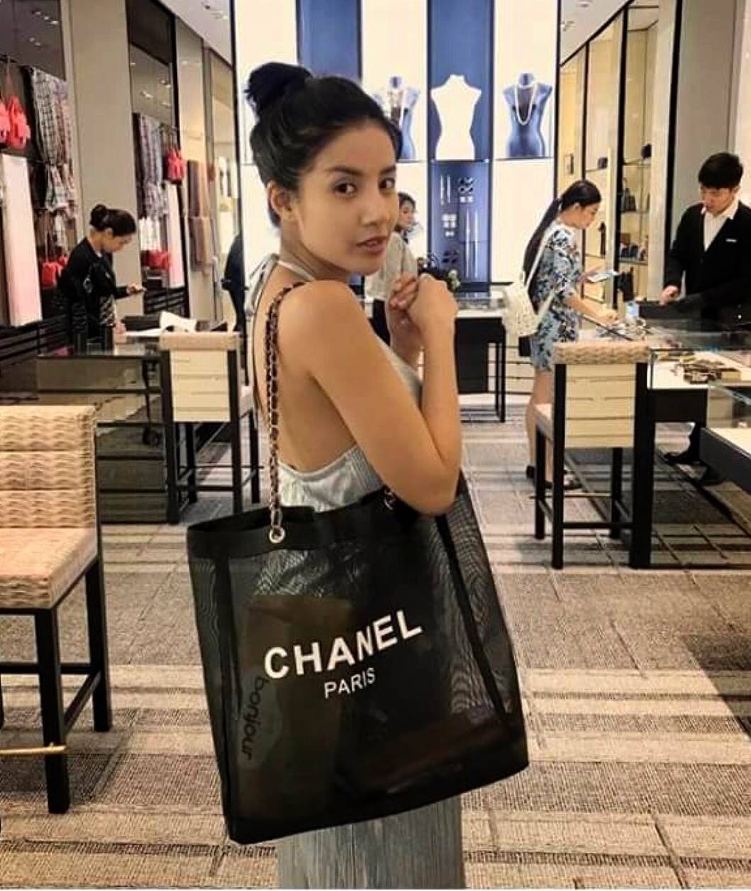 พร้อมส่งความสวยหรู 👠👠 Chanel Shopping Bag With Chain กระเป๋าสะพายใบใหญ่ทรง Shopping Bag Limited Edition พรีเมี่ยมกิ้ฟของแท้นำเข้าจาก Chanel Perfume Counter ของแท้100% (ไม่ใช่งานเลียนแบบ) ใบใหญ่วัสดุ Nylon โปร่ง ♡ ปั้ม CHANEL แบรนด์ส