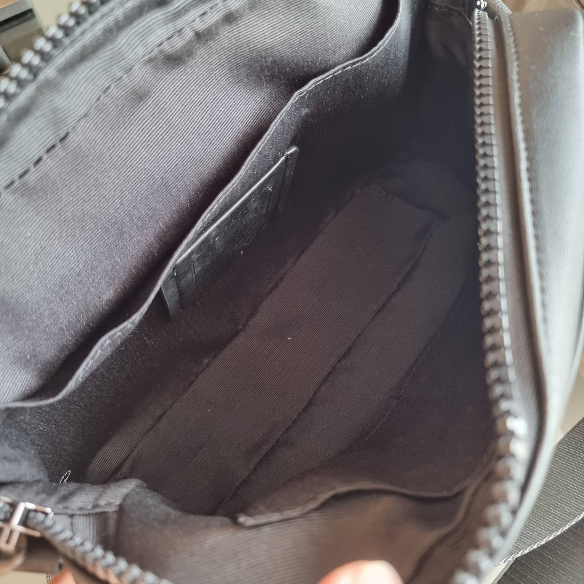 COACH TRACK CROSSBODY IN COLORBLOCK WITH COACH PATCH C6657 C8128 หล่อบอกต่ออีกหนึ่ง กระเป๋าสะพายทรงแมสเซ็นเจอร์ รุ่นเอาใจหนุ่มๆ ที่สาวๆก็อยากใช้!! ด้วยดีไซน์สีคัลเลอร์บล็อคที่โดดเด่น ทำให้ดูน่าใช้งาน วัสดุหนังแท้ สวยคมซ่อนหรู ฝากระเป๋ามีตัวล็อคแน่นหนา เปิ