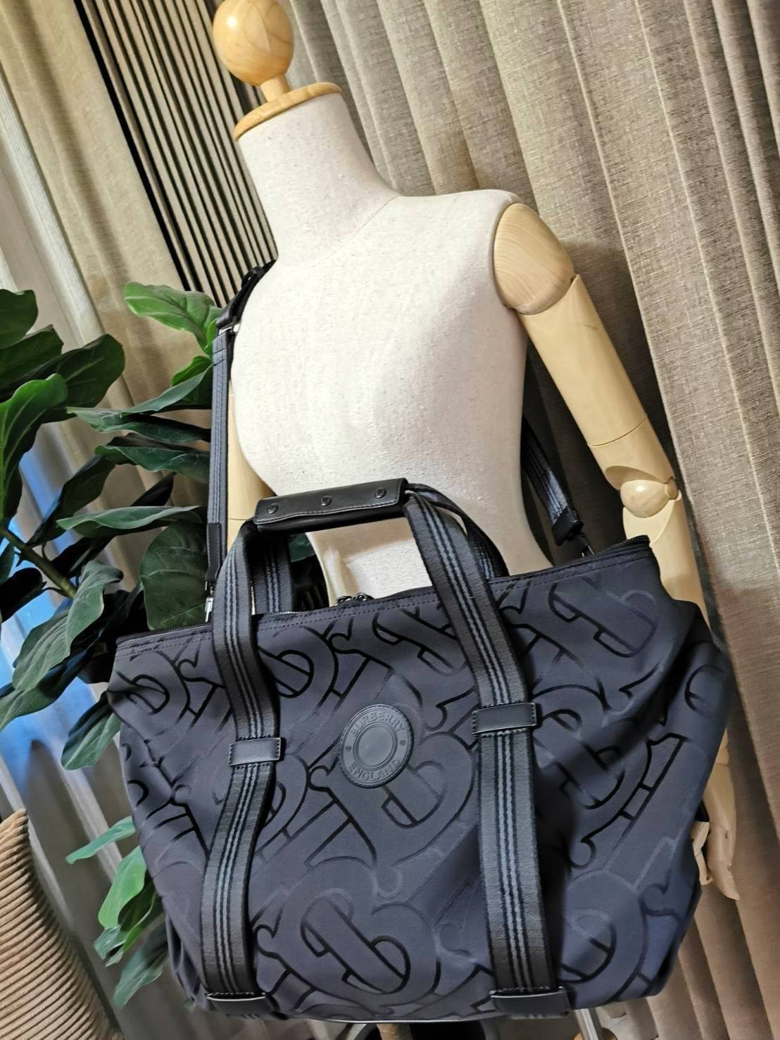 BURBERRY FRAGRANCES MONOGRAM TRAVEL BAG GIFT WITH PURCHASE GWP Limited จาก BURBERRY PURFUME COUNTER วัสดุ POLYAMIDE ขึ้นลาย Monogram คอลเลคชั่นล่าสุด ใบใหญ่จุใจแ2ต่น้ำหนักเบา ใส่สัมภาระขึ้นเครื่องเดินทางได้ ใส่เสื้อผ้า รองเท้า เอกสาร A4 iPad Notebookได้ ภ