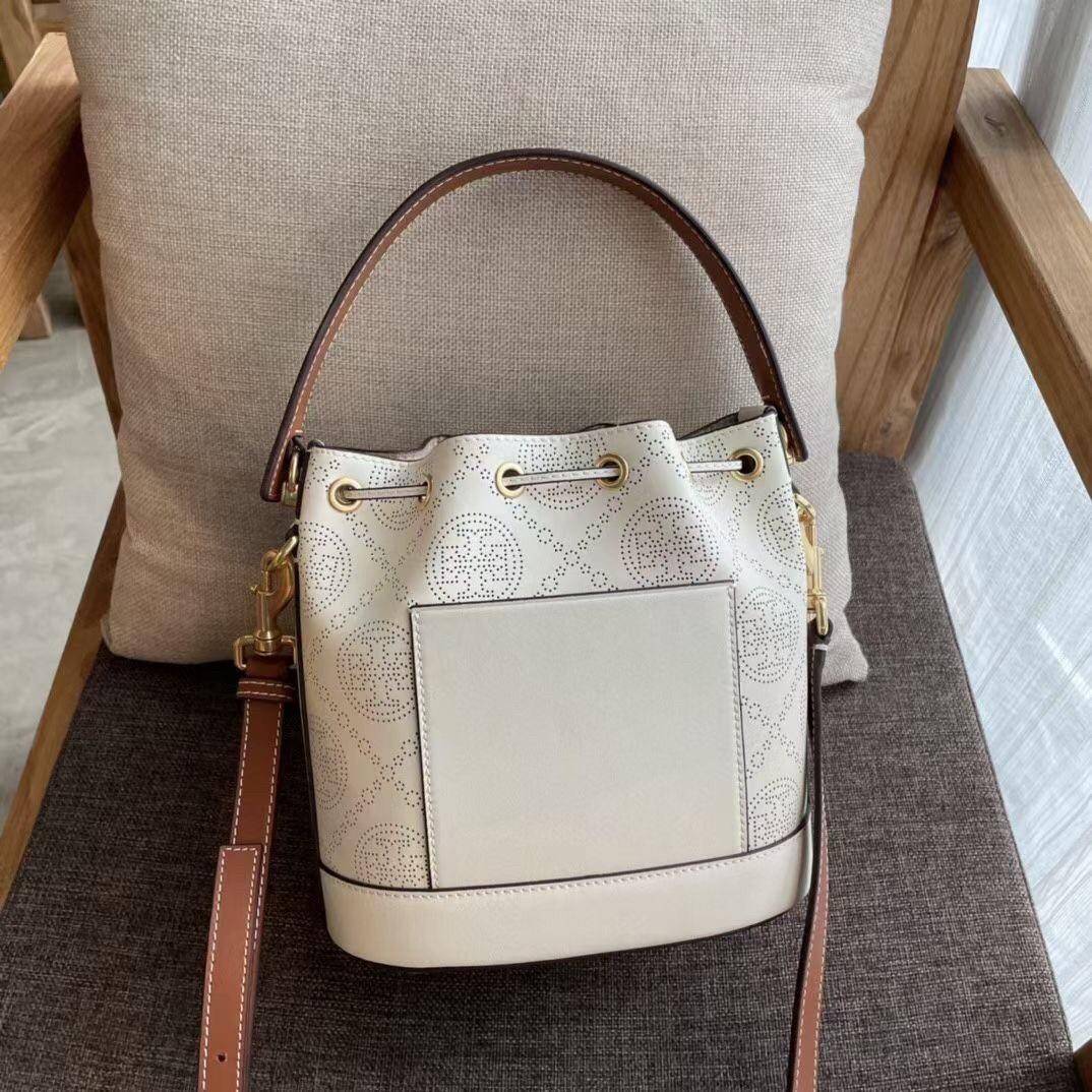 ของแท้ 💯% 】Tory T Monogram Perforated Bucket Bag New collection กระเป๋าถือหรือสะพาย ใหม่ล่าสุด สีขาวงาช้าง งานประณีตมาก วัสดุหนังวัวแท้ ลายฉลุ จะถือหรือสะพายได้หมด