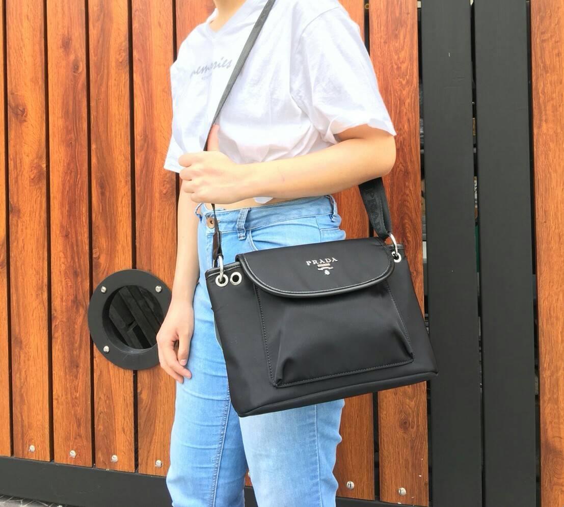 New arrival! จากงานพรีเมี่ยมกิ้ฟ เคาเตอร์ต่างประเทศ Prada nylon รุ่น Limited edition กระเป๋าอเนกประสงค์ สามารถใส่ของได้เยอะมากคะ ด้านหน้าโลโก้อะไหล่เงินทั้งใบ มีช่องซิปหลังฝาเปิด ด้านในมีช่องซิปกลางแบ่งกระเป๋า และยังมีช่องซิป สำหรับสาวๆที่ของเยอะเหมาะมากค