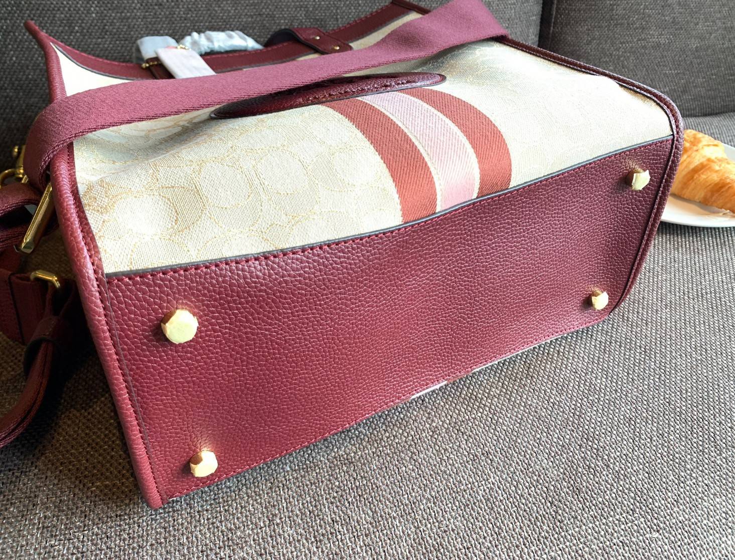 Coach 5868 Field Tote In Signature Jacquard With Horse And Carriage Prints 📣พร้อมส่ง ยังไม่เข้าไทยจ้าา!! กระเป๋าทรงTote สูง ใบใหญ่ วัสดุJacquard+หนังแท้ อย่างดี ได้ลงตัวแมทกันสวยงามมากๆค่ะ ด้านหน้าตัดแทบสีตรงกลางยาวลงมาบวกกับป้ายแบรนด์หนังตัวใหญ่ด