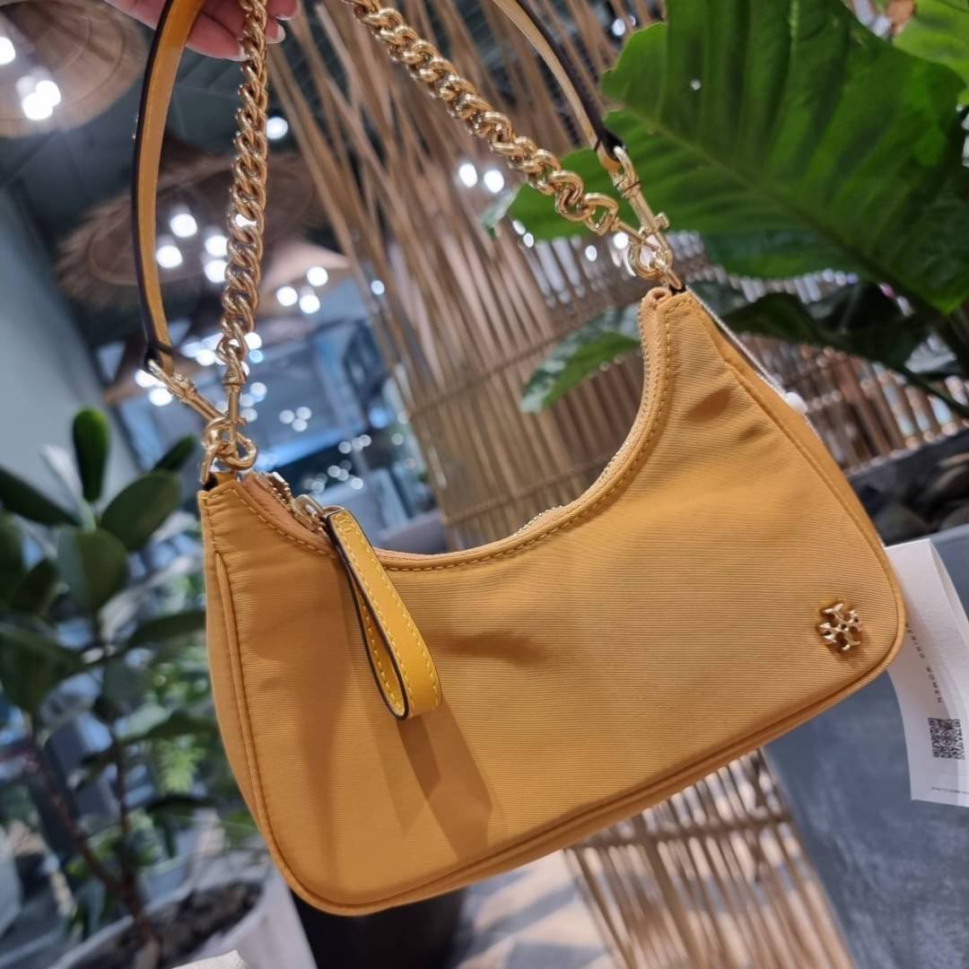 TORY BURCH MERCER NYLON SMALL SHOULDER BAG ใหม่ก่อนใคร!! กับคอลหวานๆ สดใสๆ กระเป๋าสะพายทรงโฮโบ ขนาดกะทัดรัด ฟังก์ชั่นการใช้งานจัดแบบเต็มที่ ด้วยสายสะพายถึง 3 เส้น สายโซ่คล้องแขน สายหนังแบบสั้นคล้องไหล่ และสายสปอร์ตเส้นใหญ่ ดูดี!! คุ่มแค่ไหนคิดดู!! วัสดุผ้
