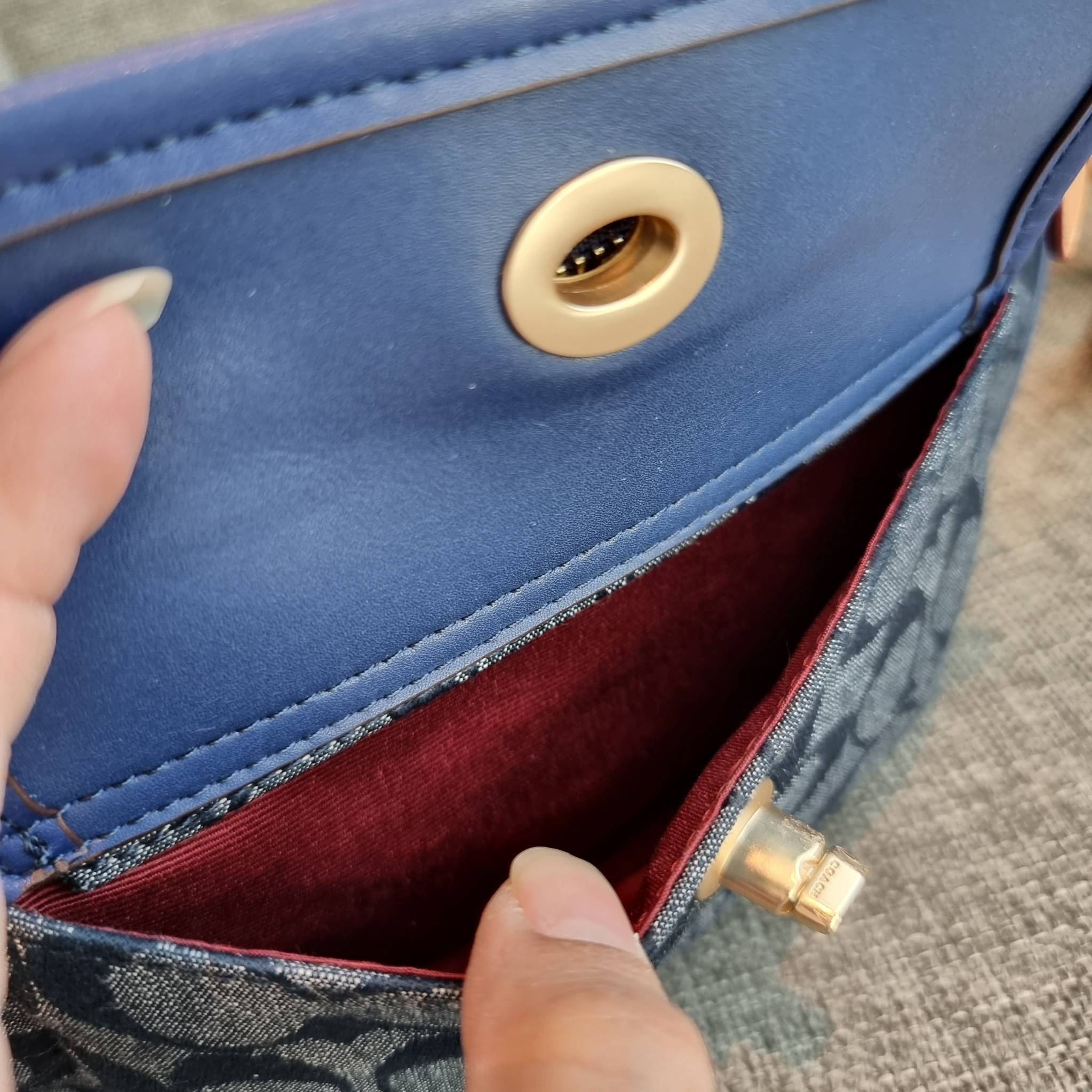 OUTLET 】COACH C4035 HERITAGE BELT BAG IN SIGNATURE CHAMBRAY ใหม่ล่าสุด กระเป๋าคาดอกสุดชิคสำหรับหนุ่มๆ เป็นดีไซน์กึ่งสปอร์ตที่ดูหรูมากๆ แพทเทิร์นเป็นที่ใช้งานง่าย วัสดุผ้าแชมเบรย์สลับหนังแท้ ไม่หนาไม่บางจนเกินไป มีช่องด้านหน้า และซิปหลัก ภายในโล่งกว้าง จุข