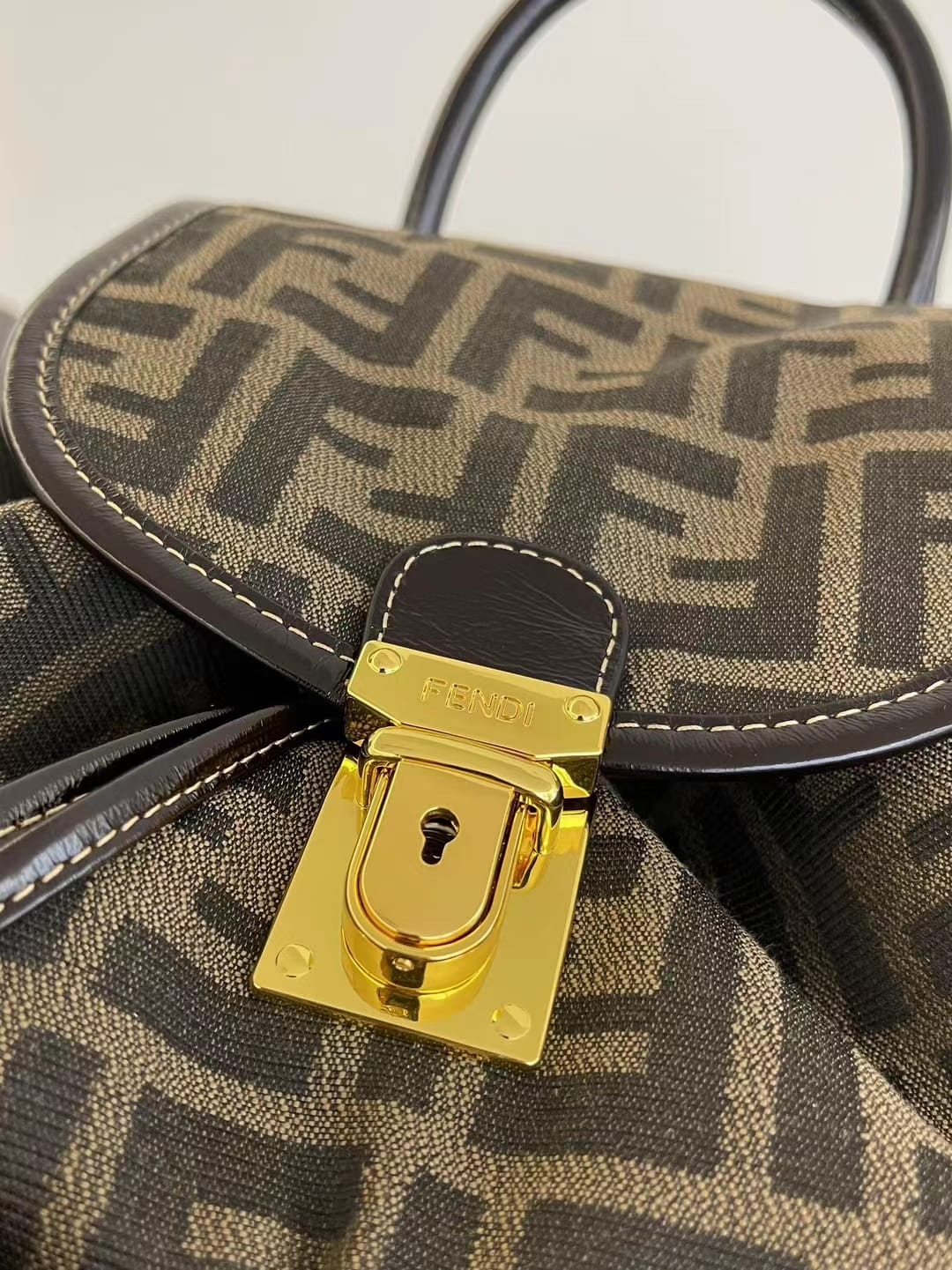 FENDI Zucca Monogram Backpack with 2 pocket กระเป๋าเป้ FF ใบใหญ่จุของได้เยอะ ภายในโล่งกว้าง พร้อมช่องใส่ของด้านหน้าสะดวกใช้งาน นานๆจะมีมาในรูปแบบเป้ให้ครอบครองกันค่า! วันไหนๆ ในไทยหรือ ตปท.ใบเดียวจบ!!