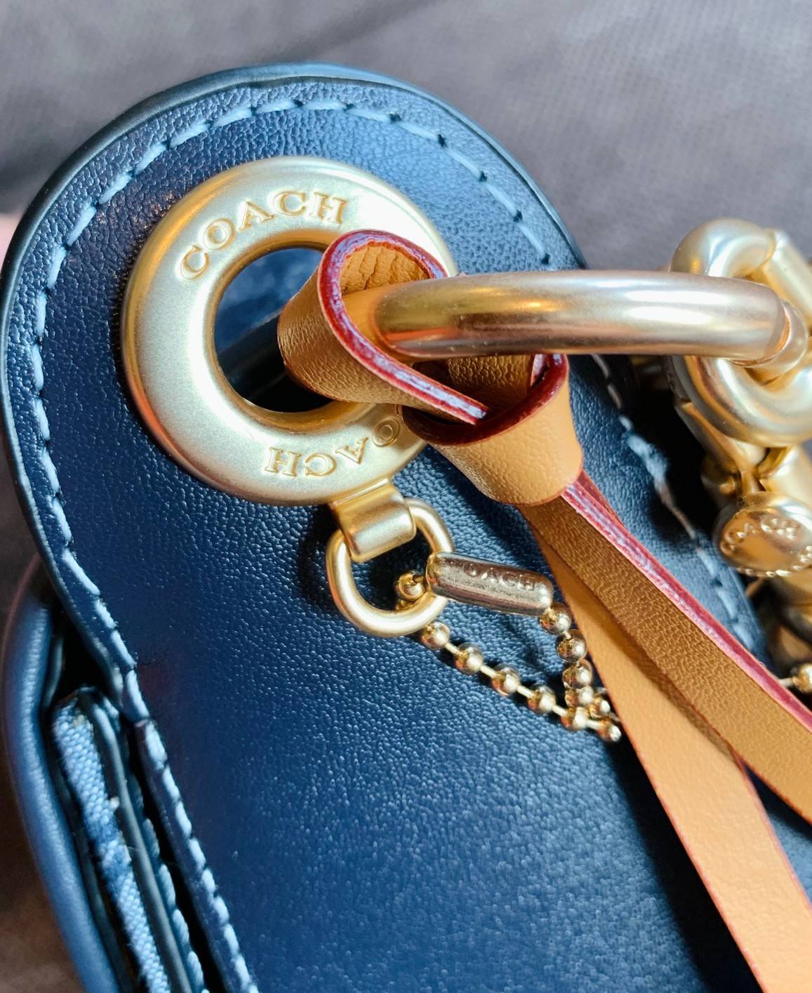 COACH KLEO IN SIGNATURE CHAMBRAY ((C8512)) / Kleo Shoulder Bag 23 In Signature Chambray 📣พร้อมส่งที่ไทย กับคอลเลคชั่นใหม่ล่าสุด ที่คุณต้องมี! สุดคุ้ม! กระเป๋าหิ้ว//ไคล้องไหล่//หรือสะพายข้างได้ วัสดุผ้า Chambray ทอลายแบรนด์ตัดขอบหนังแท้ได้สวยงามค่ะ