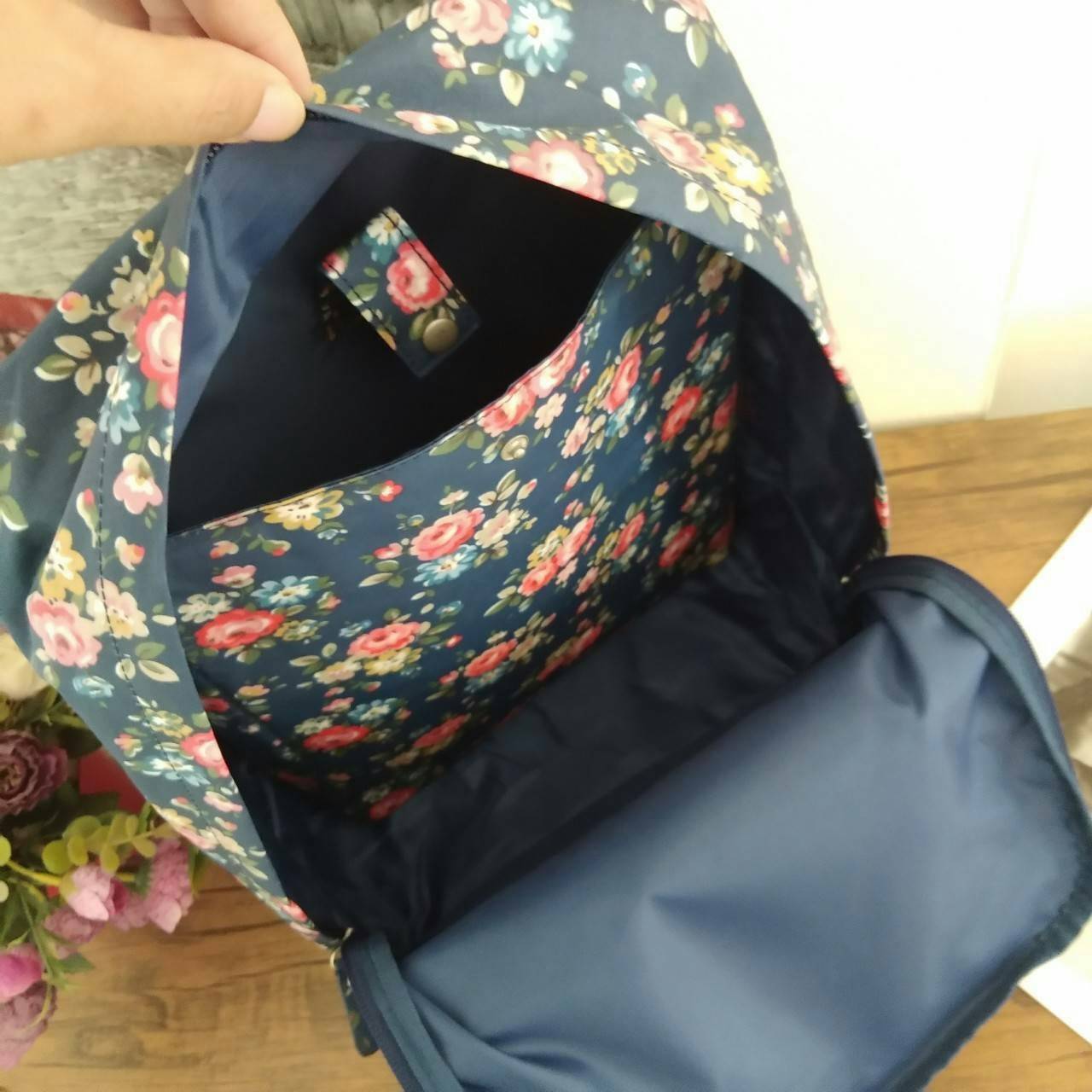 Cath Kidston Backpack Bag กระเป๋าเป้ สไตล์วินเทจ ด้านหน้ามี 1 ช่องซิป เปิดปิดด้วยซิป มีช่องหลักโล่งกว้าง และช่องเล็ก ใบนี้จุของได้เนอะ คุ้มค่าเกินราคาค่ะ