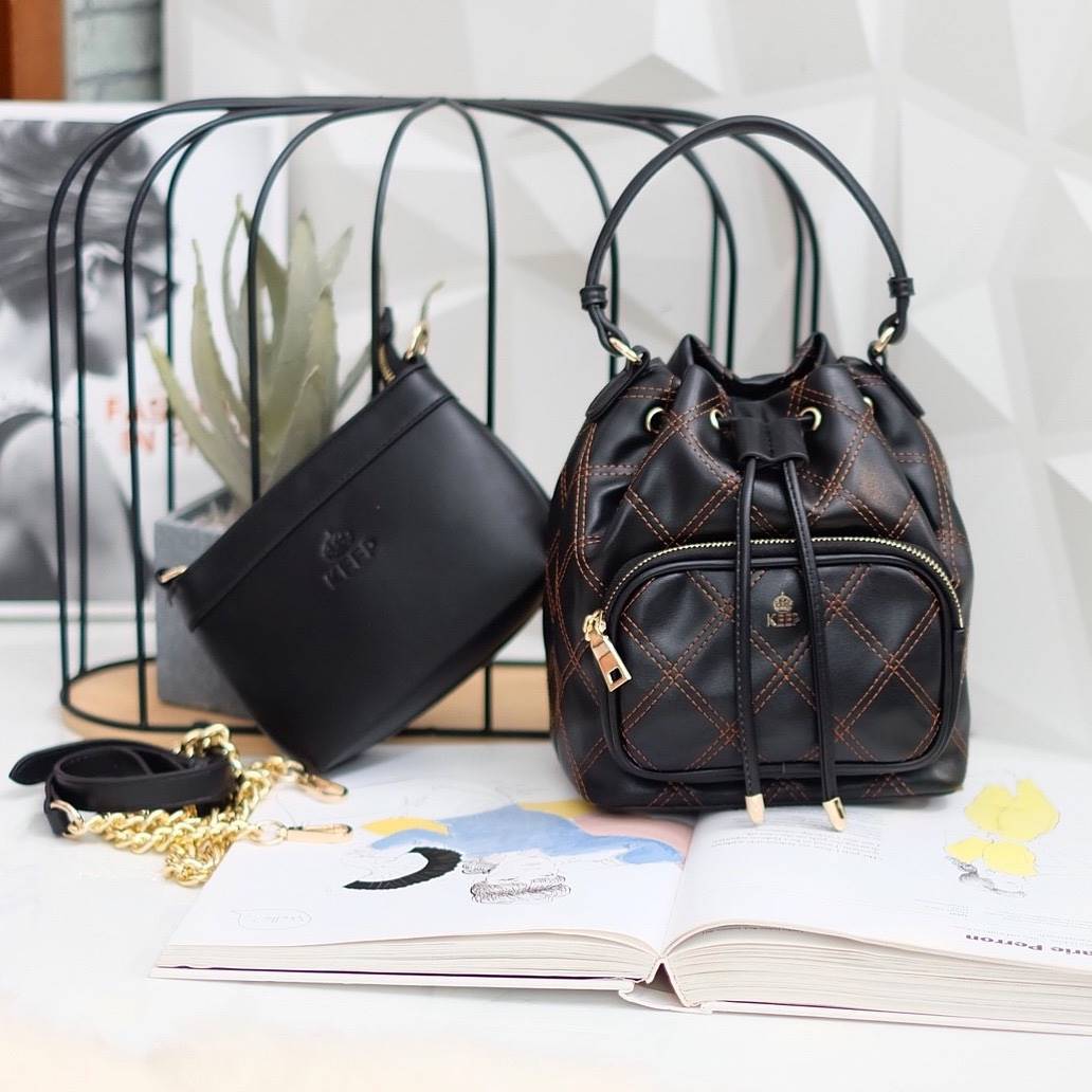 รุ่นใหม่ล่าสุด สวยมากๆค่า รุ่น New KEEP Minny bucket bag ทรงเก๋ สวย น่ารัก ขนาดตอบทุกโจทย์การใช้งาน เห็นแล้ว *หลงรักเลยคะ *ใบนี้ซื้อ1ได้ถึง2 มีกระเป๋าใส่ของใบเล็กด้านในให้อีก 1 ใบนะคะ 🌲ตัวกระเป๋าขนาดกำลังดีหนังเนื้อดีนิ่มมากๆคะ ดูแลรักษาง่าย ด้านใ