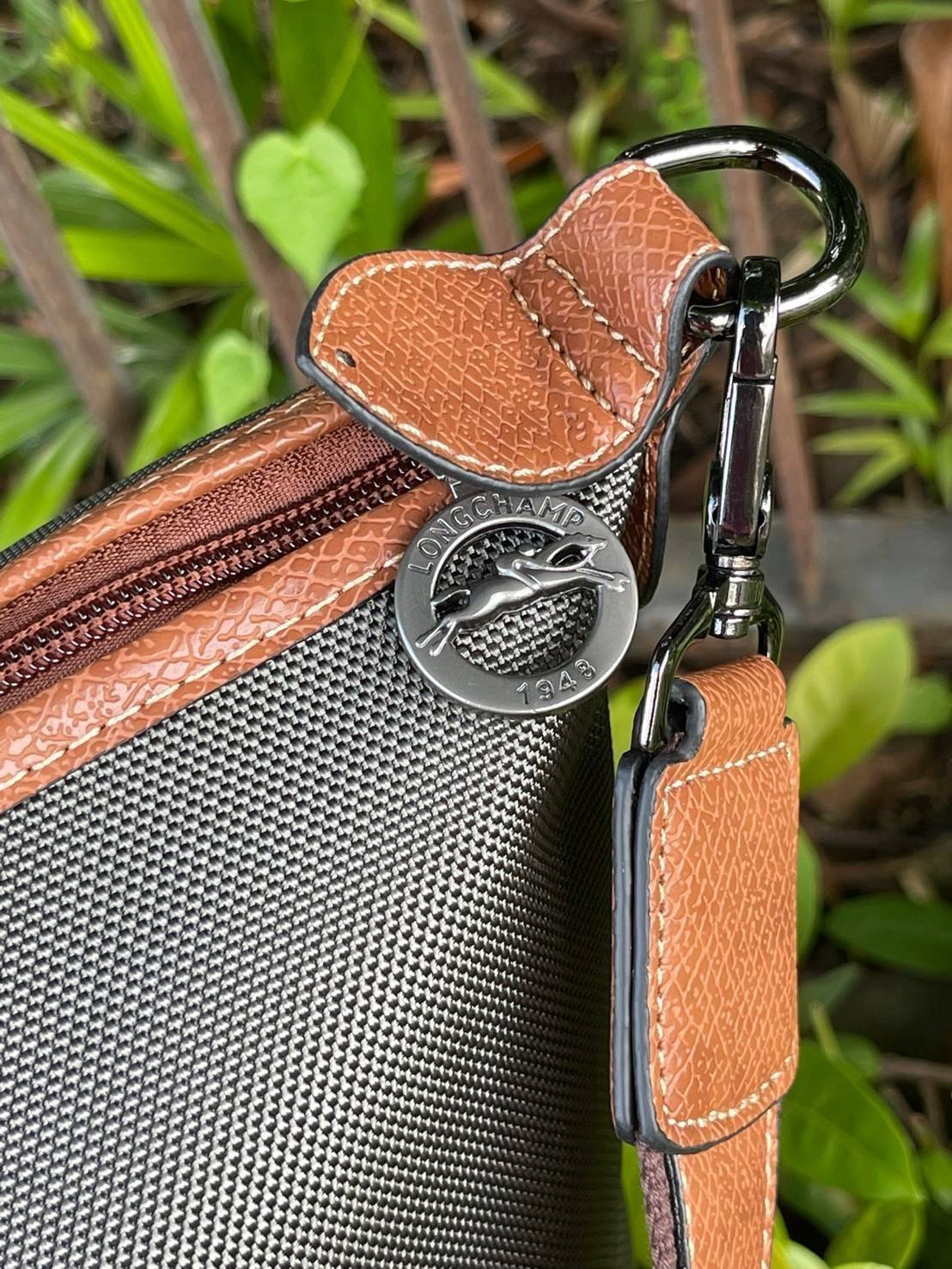 LONGCHAMP BOXFORD TRAVEL BAG L กระเป๋าเดินทางขนาดใหญ่ มาพร้อมสายสะพายที่สามารถถอดได้ ให้คุณเลือกสะพายไหล่หรือถือได้ มีซิปรูดเปิดปิดกระเป๋าที่ให้คุณมั่นใจได้ว่าคุณจัดเก็บไอเท็มของคุณได้อย่างมิดชิด บ็อคฟอร์ด (BOXFORD) สะท้อนความเป็นเอกลักษณ์ของแบรนด์ที่เปี่