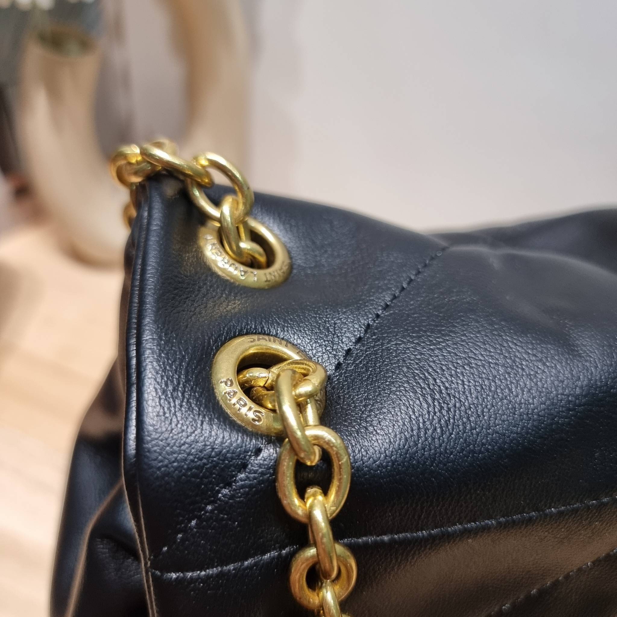 YSL jamie 4.3 in lambskin กระเป๋าสะพายใบใหญ่ เรียบหรู ดูปัง ดูแพง สีดำคลาสสิคตัดกับอะไหล่สีทองได้อย่างลงตัว ครบเครื่องตัวมัม! ดีไซน์ใหม่ 2023 สัมผัสผิวกระเป๋าดูดีมากๆ