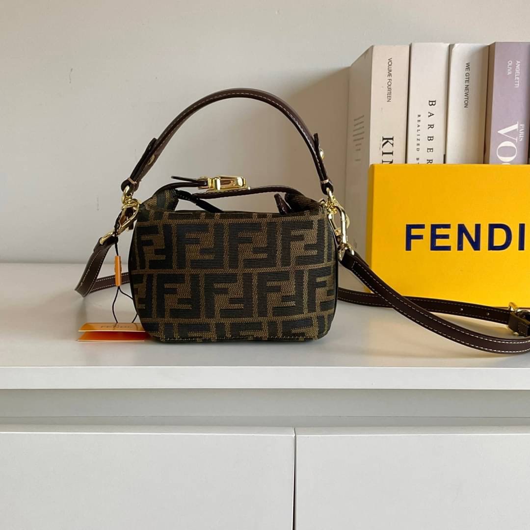 FENDI MINI BAGUETTE BROWN FABRIC BAG วัสดุ CANVAS พิมพ์ลายแบรนด์ *ทรงมินิน่ารัก เปิดปิดด้วยตัวล็อคปั้มลายแบรนด์ พร้อมซิปยาว ภายในมีช่องซิปแยกอีกช่อง สามารถใส่ iphone เงิน ของจุกจิกได้ มาพร้อมสายสะพาย2แบบ ถอดปรับได้ อะไหล่ปั้มแบรนด์สีทอง Rare items เด็ดๆแบ