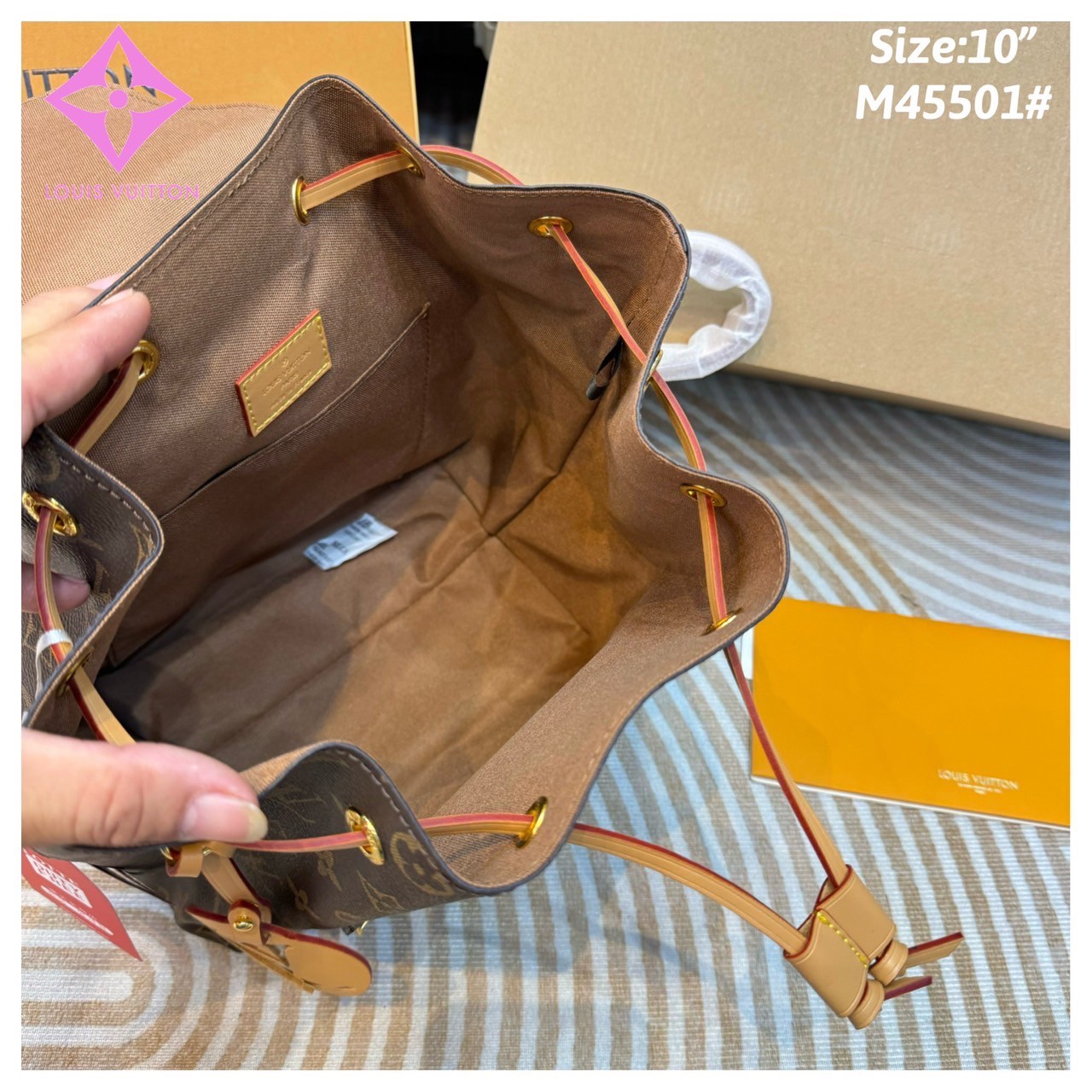 LV Montsouris PM Backpack กระเป๋าเป้ดีไซน์เรียบหรูเป็นเอกลักษณ์ จะถือหรือสะพายข้างก็สวยติดแกลม ขนาดกำลังสวยน่าใช้ตอบโจทย์แน่นอน