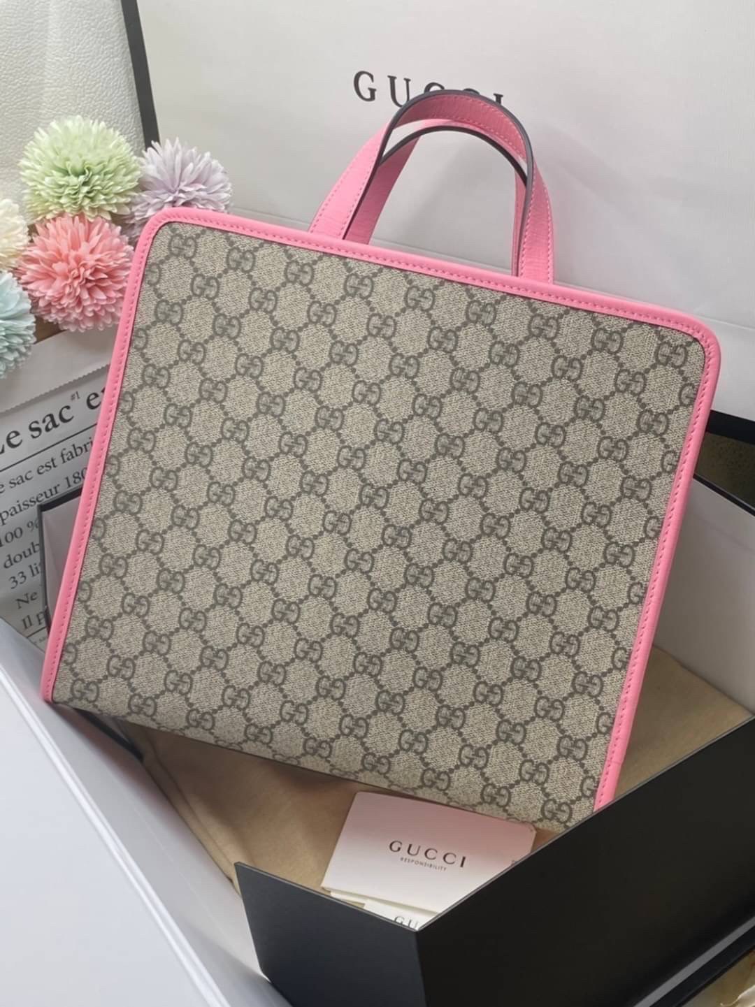 Ori GUCCI Children's tote bag GG kids ที่สุดของความน่ารัก ลิมิเต็ดแบบไม่มีเอาท์ สาวๆสายหวานไม่ควรพลาดด้วยประการทั้งปวงเลยค่าา หนังแท้เกรดดีที่สุด พิมพ์ลายแบรนด์รอบใบเทคเจอร์สวยอยู่ทรง ภายในมีโลโก้กว้างและจุสุดๆใส่สัมภาระได้เยอะ ภาพถ่ายจ