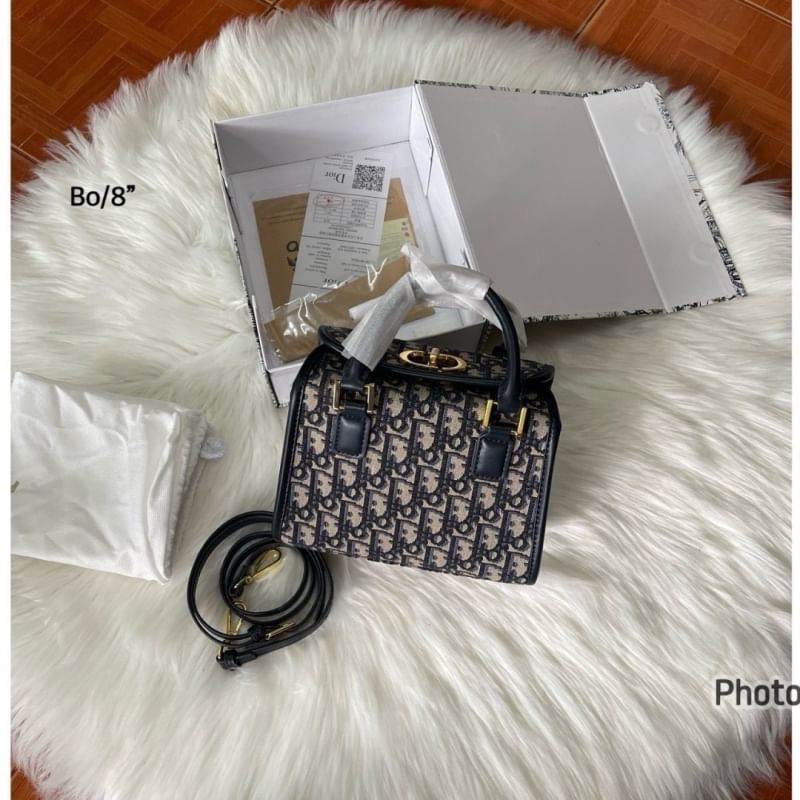 DIOR SMALL BOSTON BAG Blue Oblique Embroidery กระเป๋าสะพายทรงกล่องบอสตัน New for Winter 2023 คอลผู้ดี สวยหรู ตอบโจทย์และแมทช์ได้กับทุกลุคทุกสไตล์